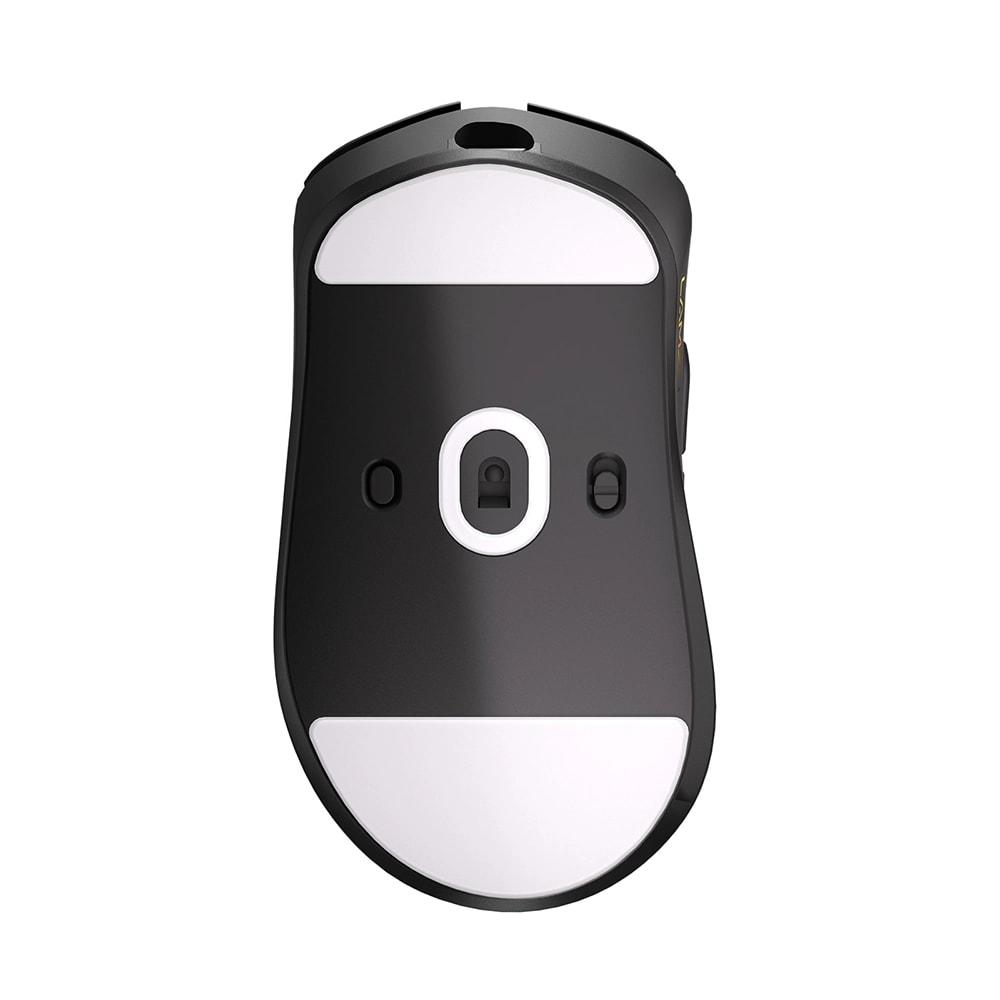 Parte inferiore di un mouse per computer nero con pad scorrevoli bianchi e sensore rotondo.