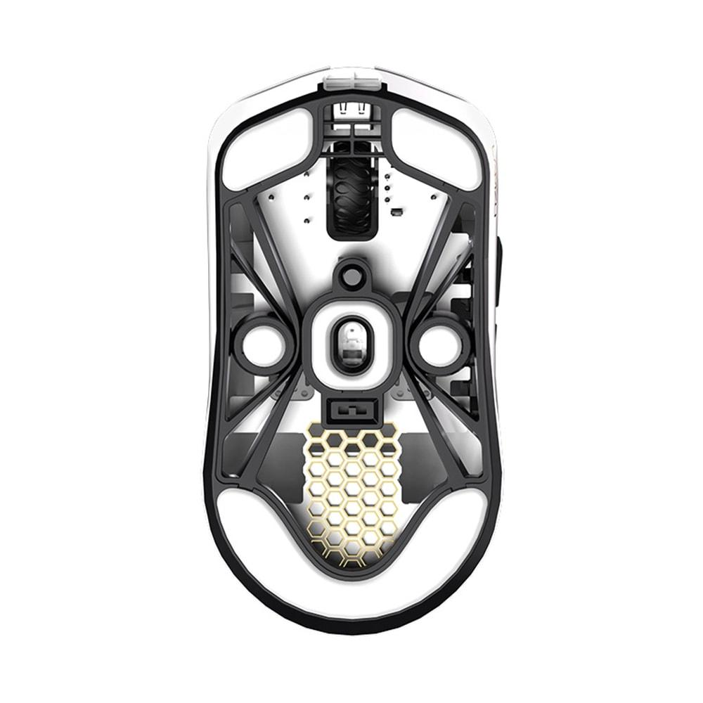 Il lato inferiore di un mouse bianco con scocca scheletrica nera e componenti visibili.
