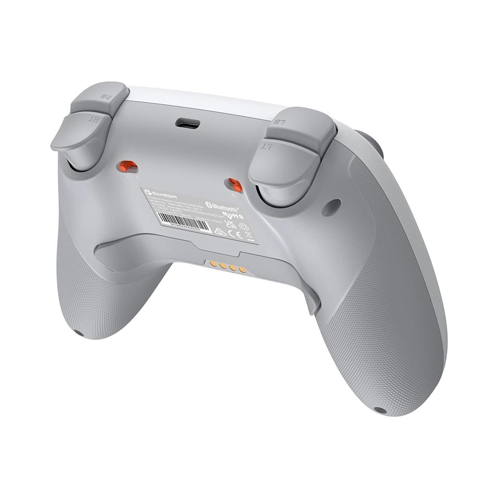 Controller di gioco grigio con accenti ed etichette arancioni.
