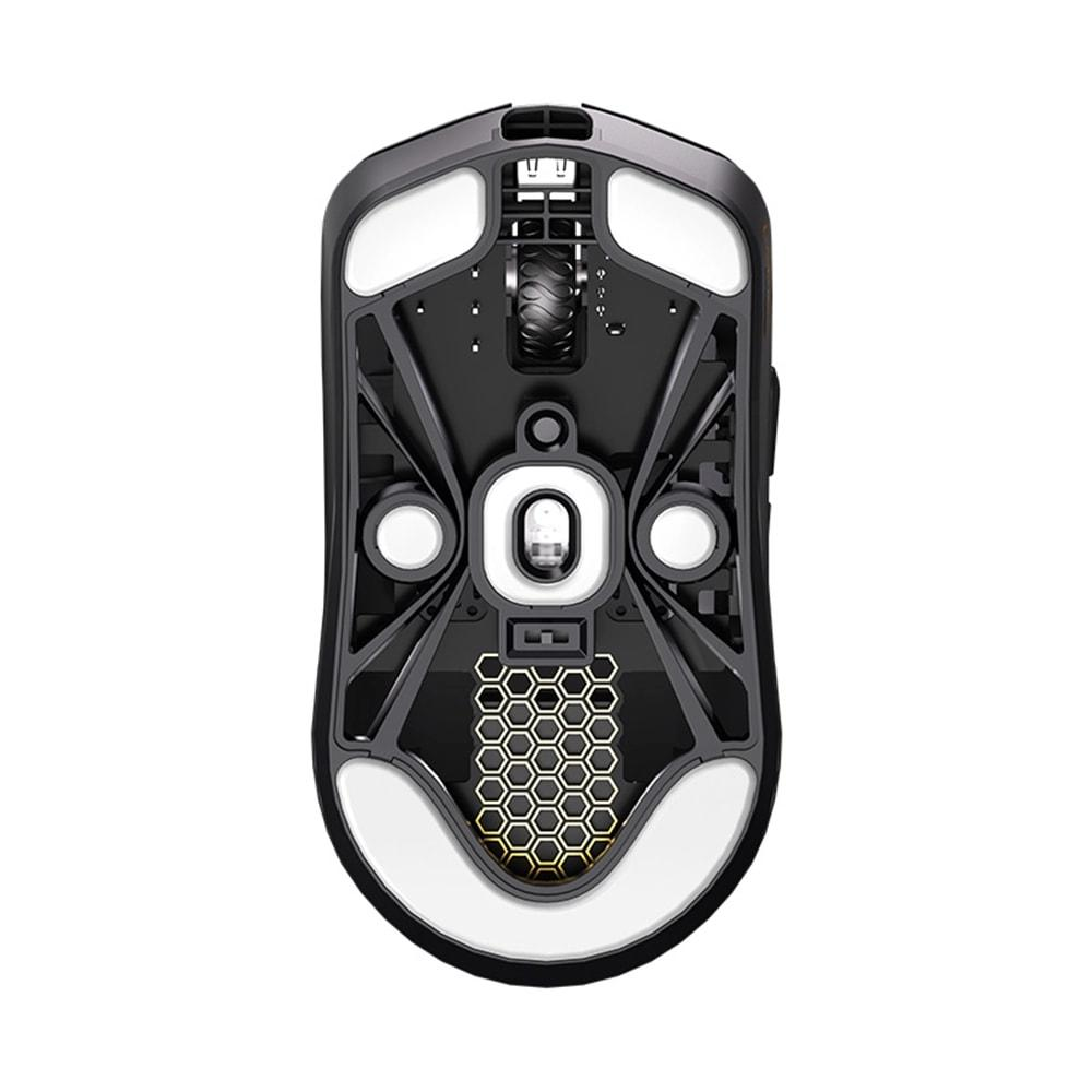 Parte inferiore di un mouse da gaming nero con pad scorrevoli bianchi ed elettronica visibile.