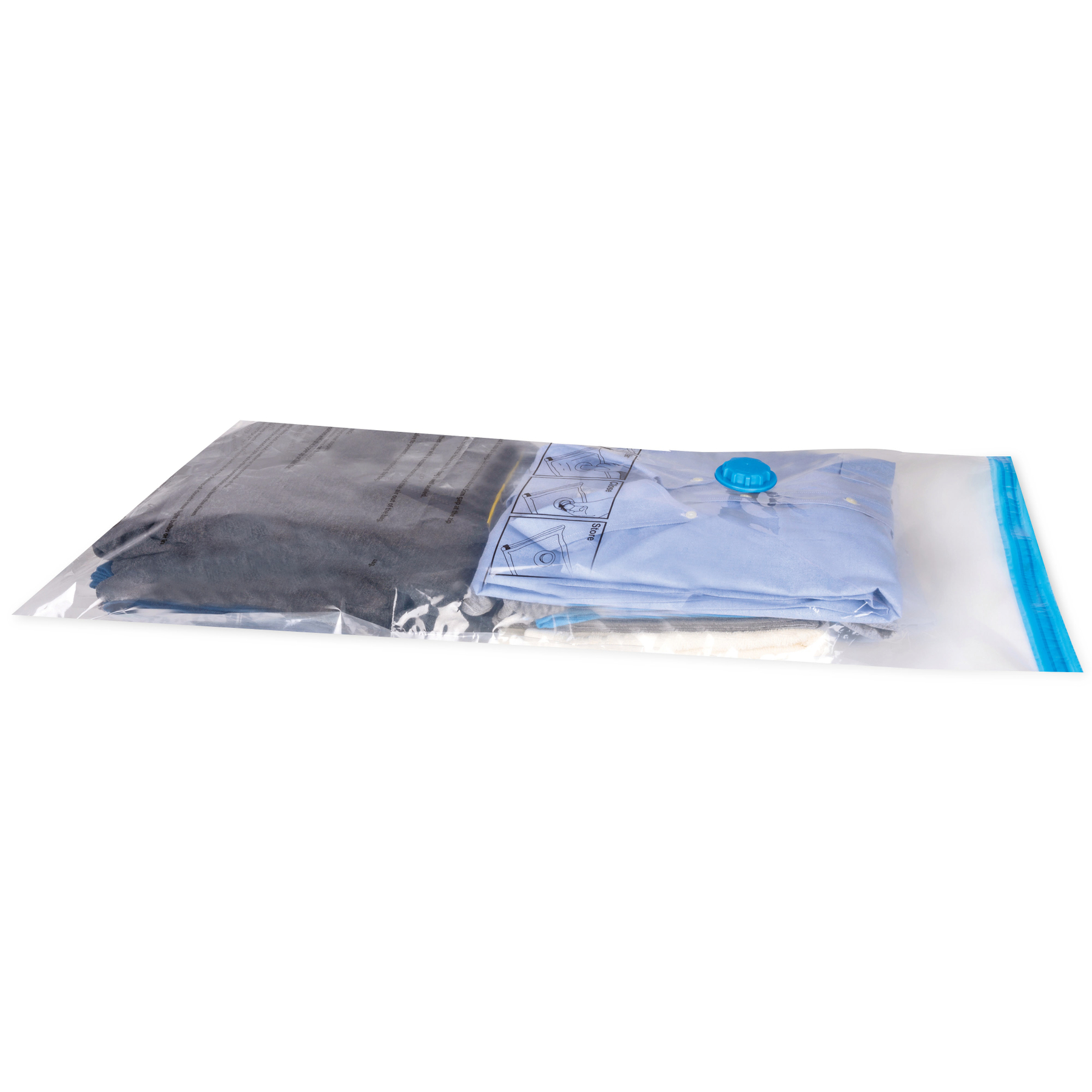 Kleidung in einem Vakuumbeutel mit blauem Ventil und Anleitung.