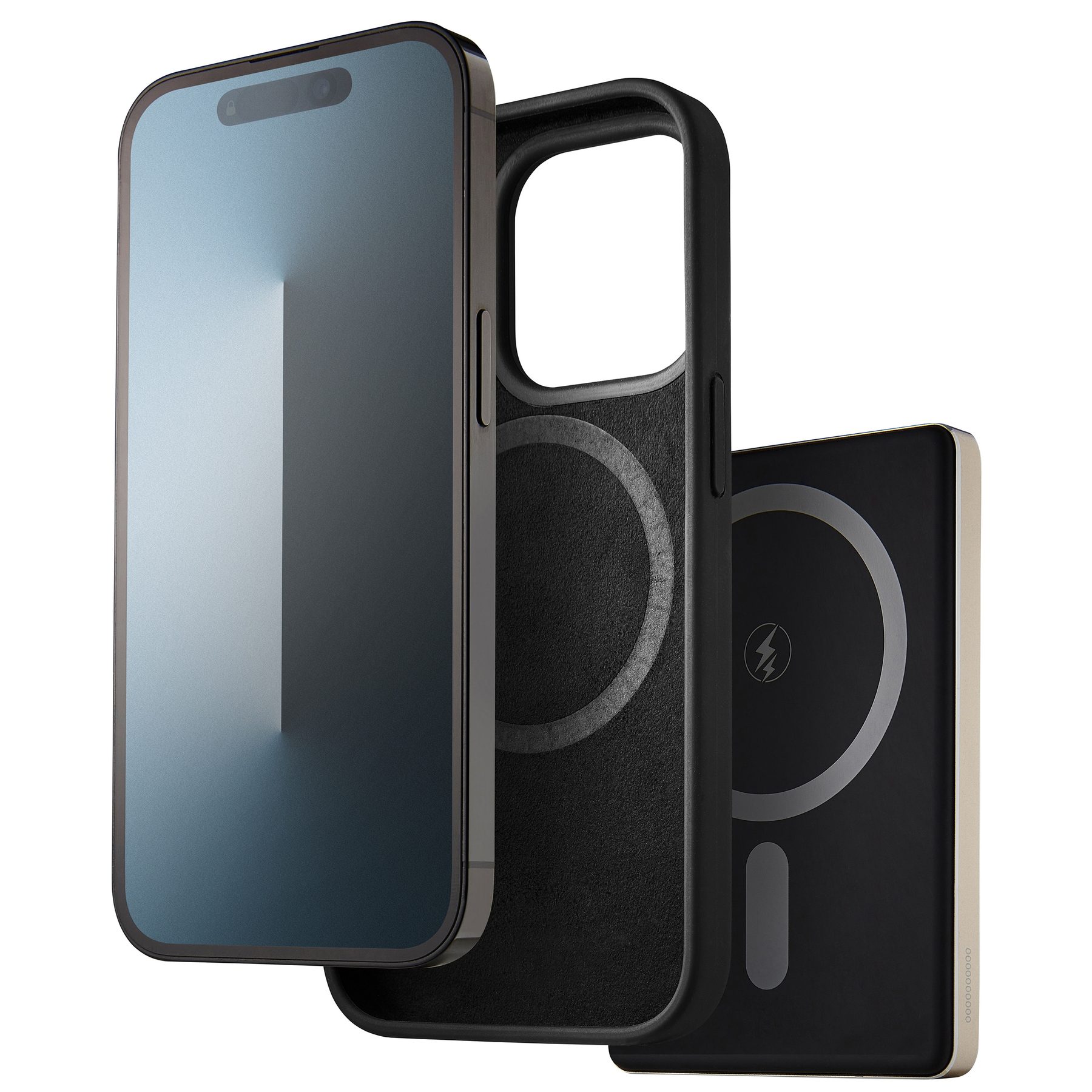 Uno smartphone con custodia e caricabatterie, su sfondo bianco.