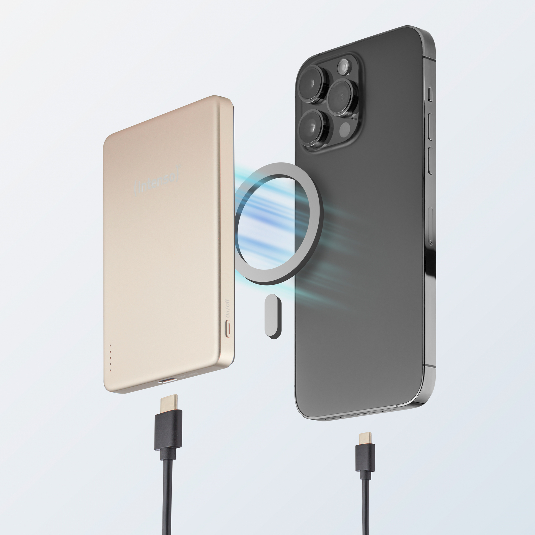 Power bank dorata e telefono scuro con anello magnetico e cavi USB-C.
