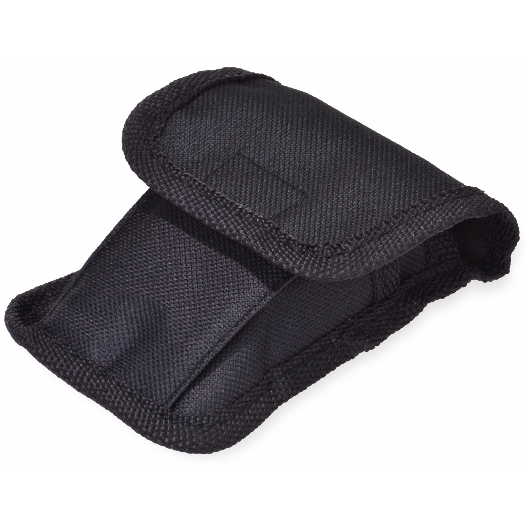 Schwarze Stofftasche mit Klettverschluss und Nähten, weißer Hintergrund.