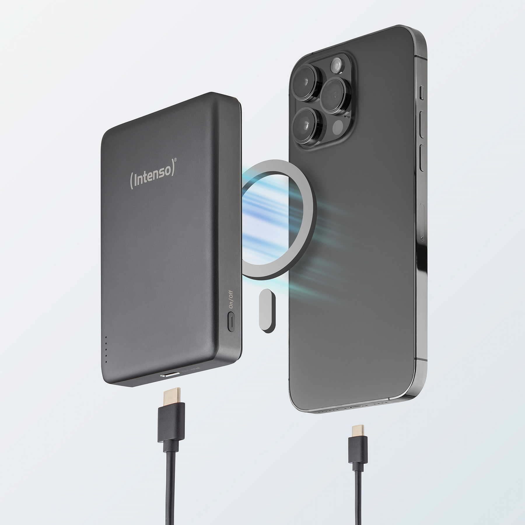Ein schwarzes Smartphone mit Ladeanschluss und ein Powerbank mit Kabel.