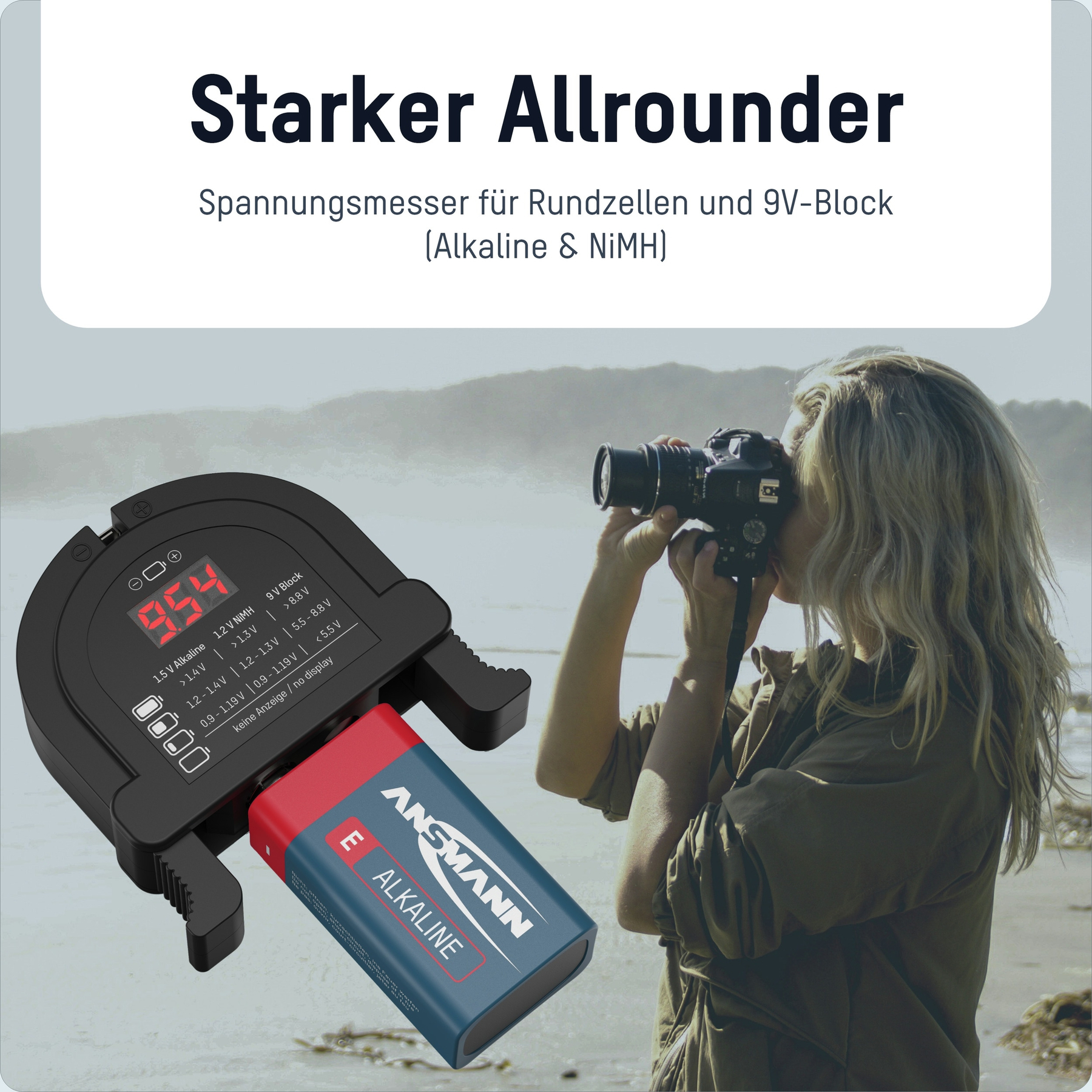 Ein Spannungsprüfer mit Batterie, eine Frau fotografiert am Strand.