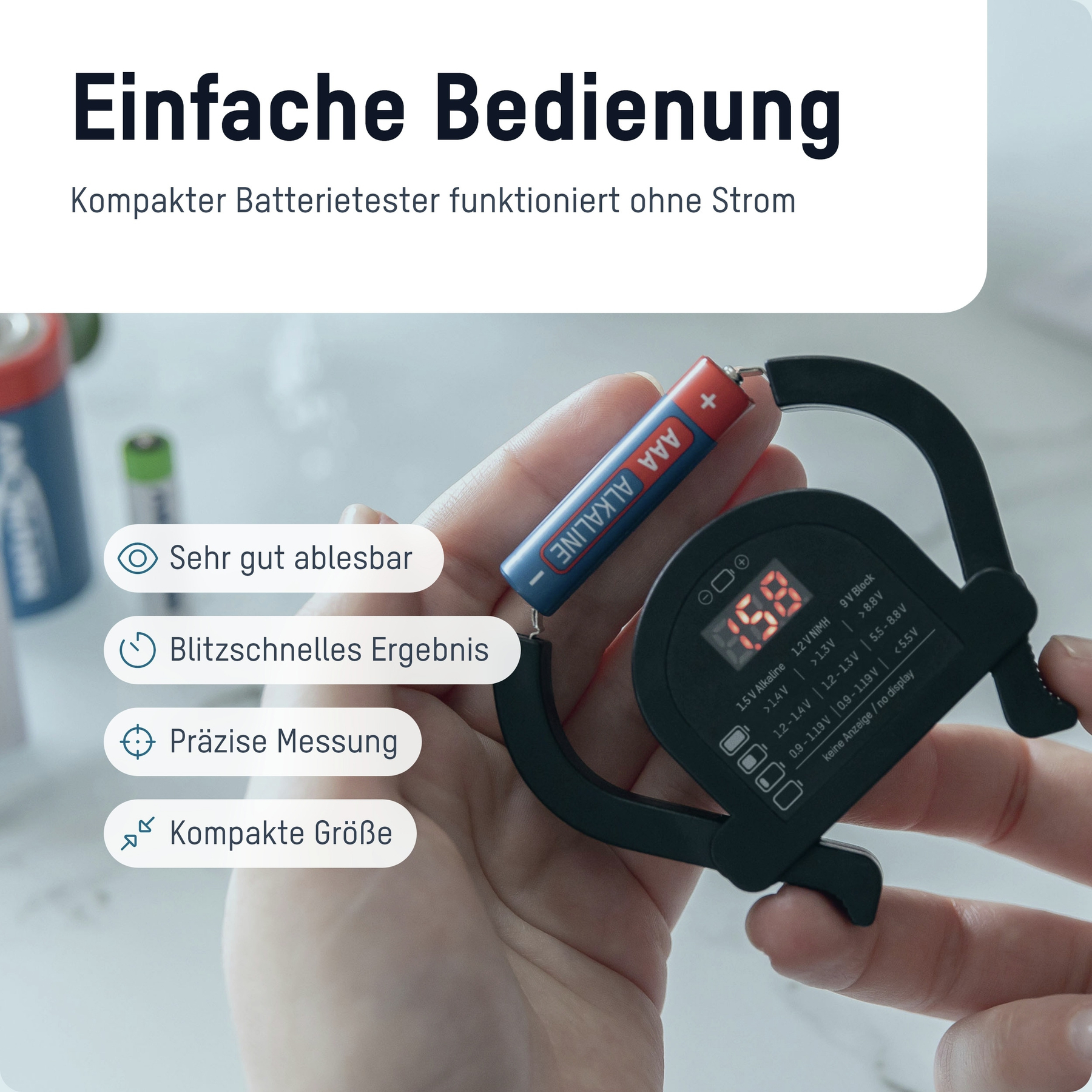 Ein AAA-Batterietester in einer Hand, der die Spannung anzeigt.