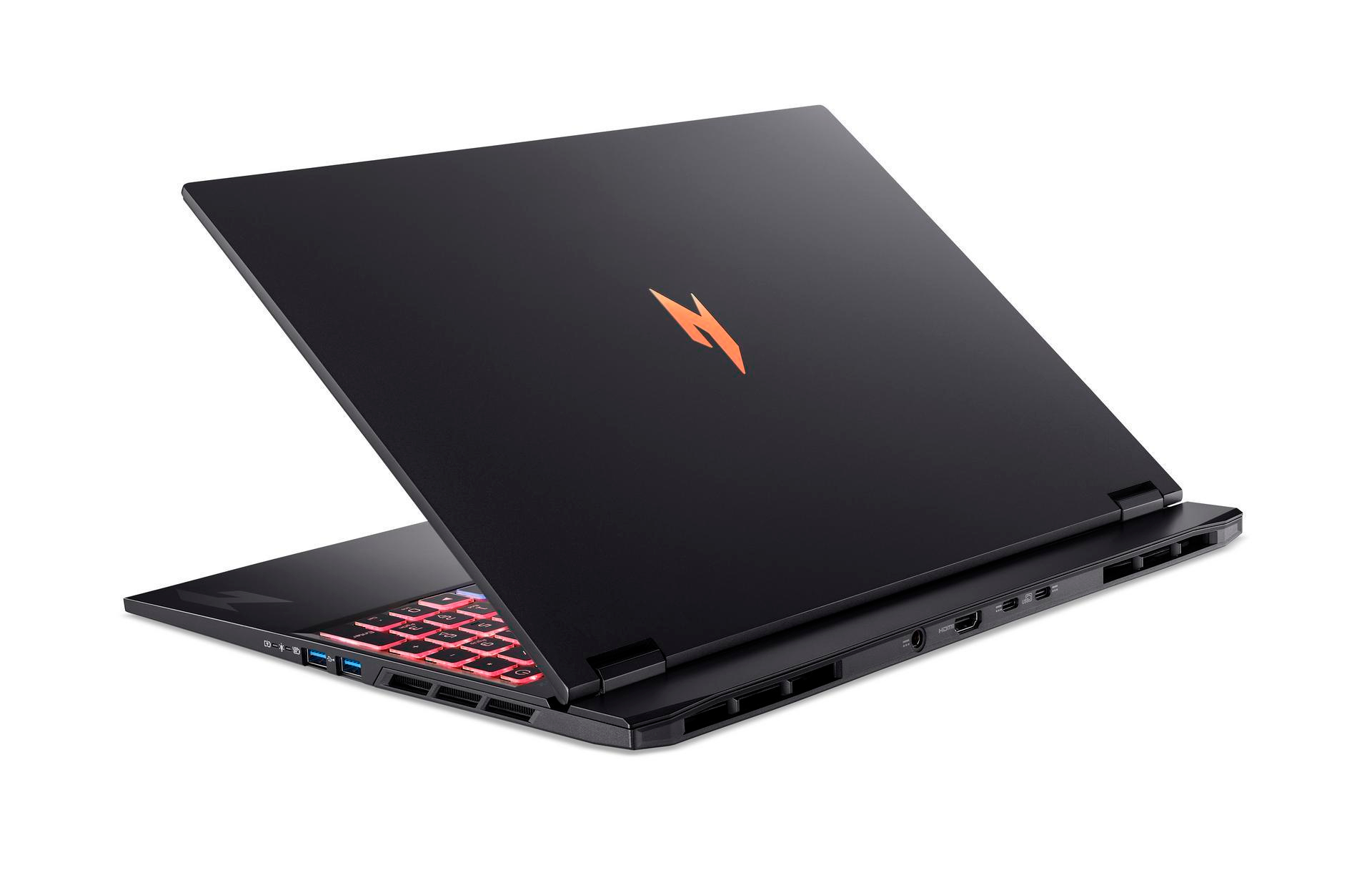 Czarny laptop z podświetlaną klawiaturą i pomarańczowym logo.