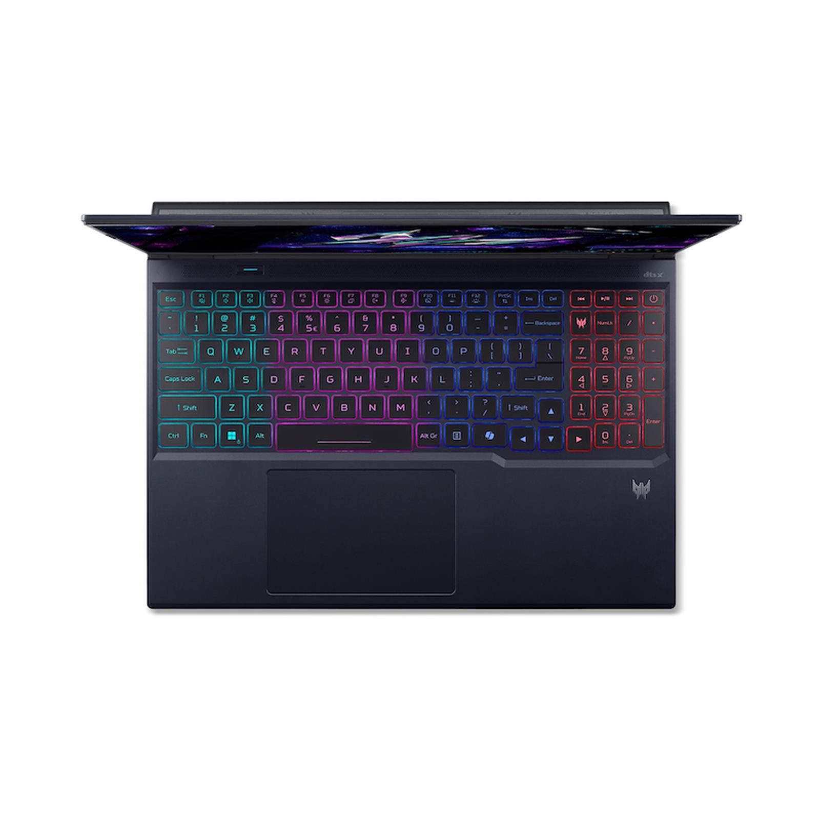 Ciemny laptop z podświetlaną klawiaturą i otwartym ekranem. Widok z bliska.