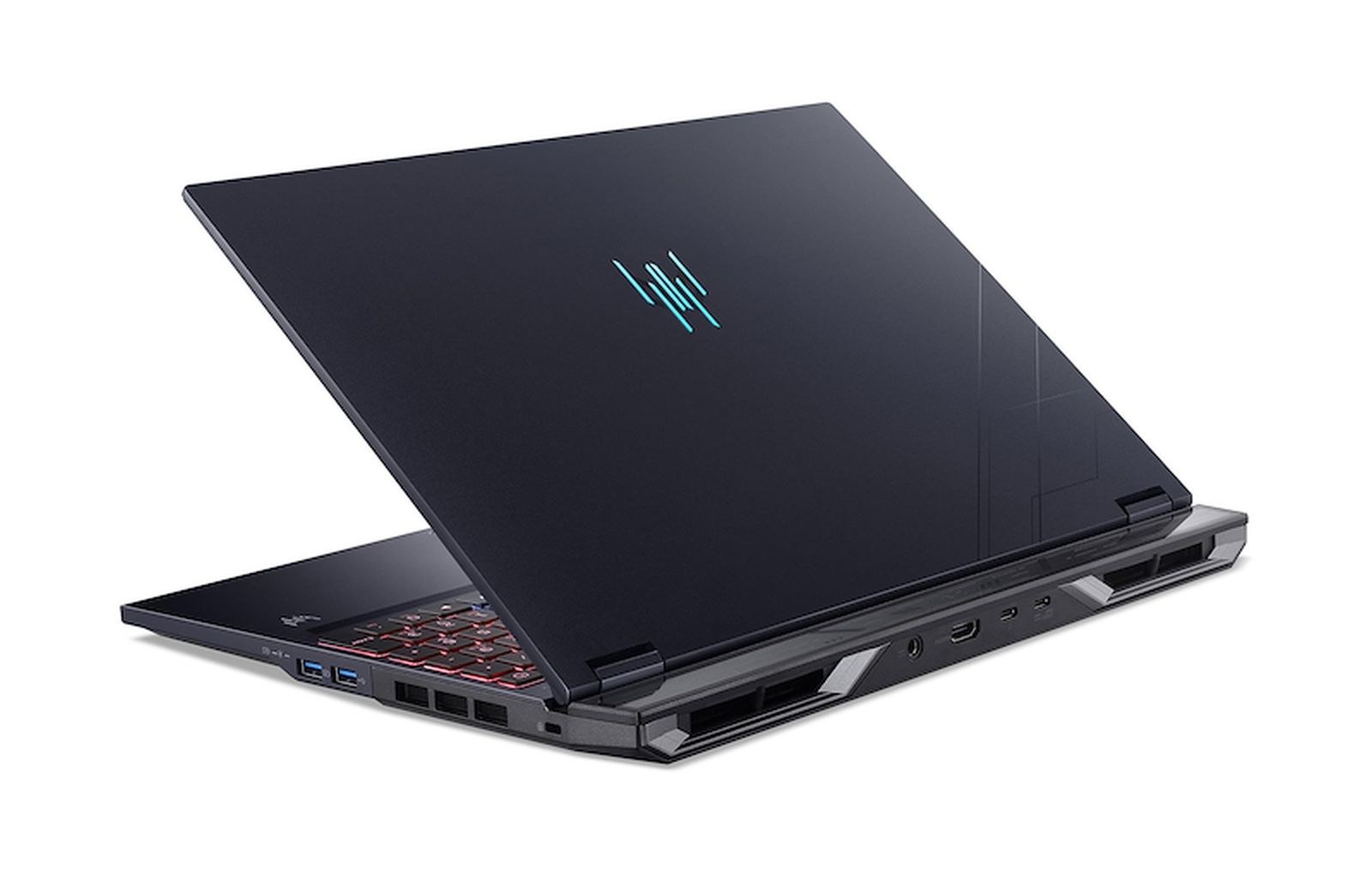 Ciemny laptop z podświetlanymi na czerwono klawiszami, otwarty na białym tle.