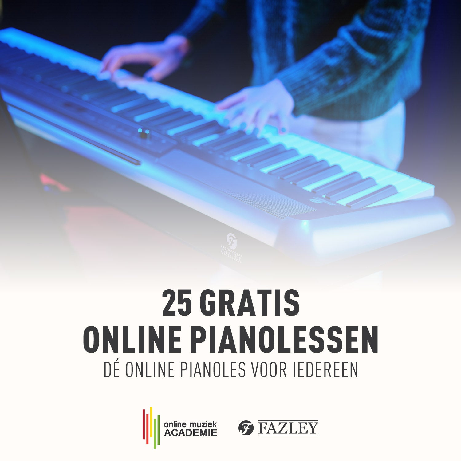 Persoon speelt piano, adverteert 25 gratis online pianolessen.