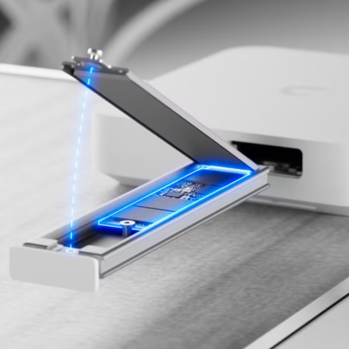 Uno slot M.2 SSD aperto con illuminazione blu e scheda di circuito.
