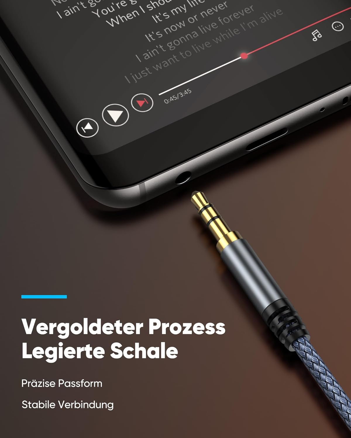 Un telefono mostra un'app musicale con un cavo per cuffie accanto.