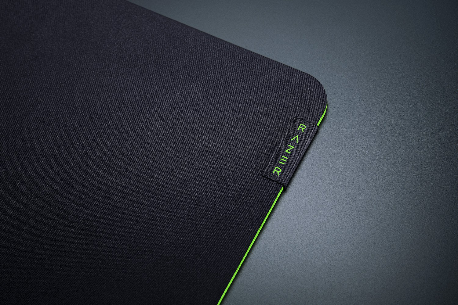 Alfombrilla de ratón Razer negra con borde y logo verde.