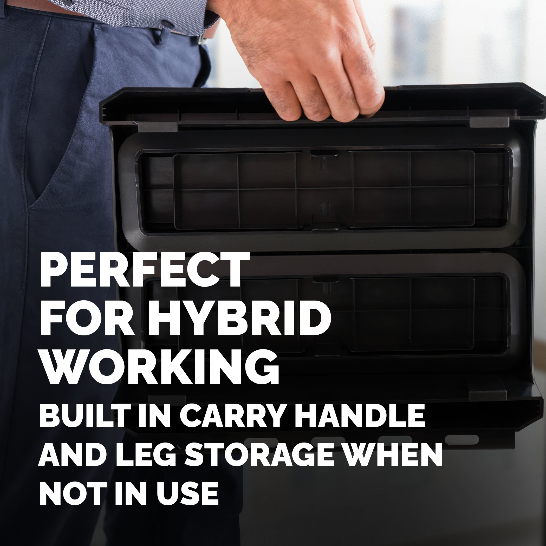 Mężczyzna trzymający czarną walizkę ze składanymi nogami i uchwytem.