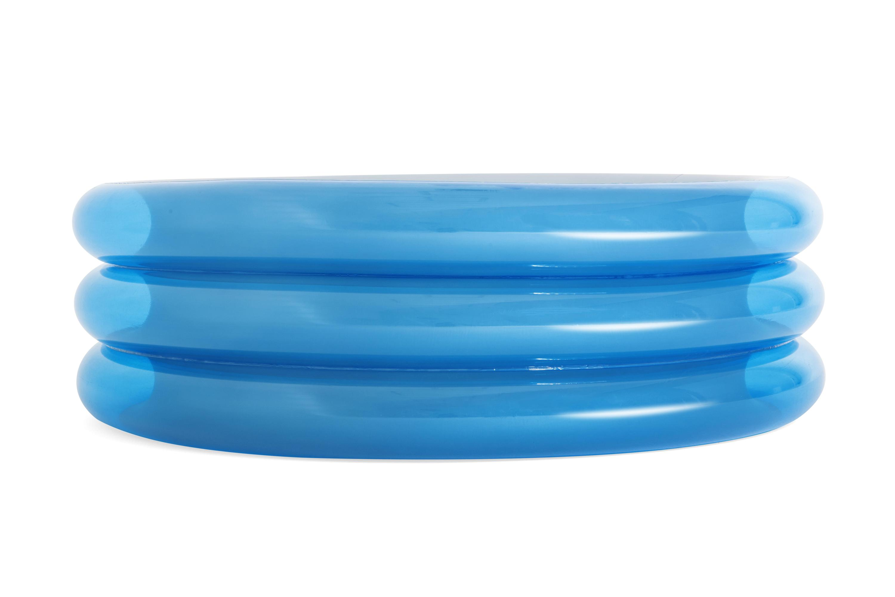 Een blauw opblaasbaar zwembad met drie ringen op witte achtergrond.