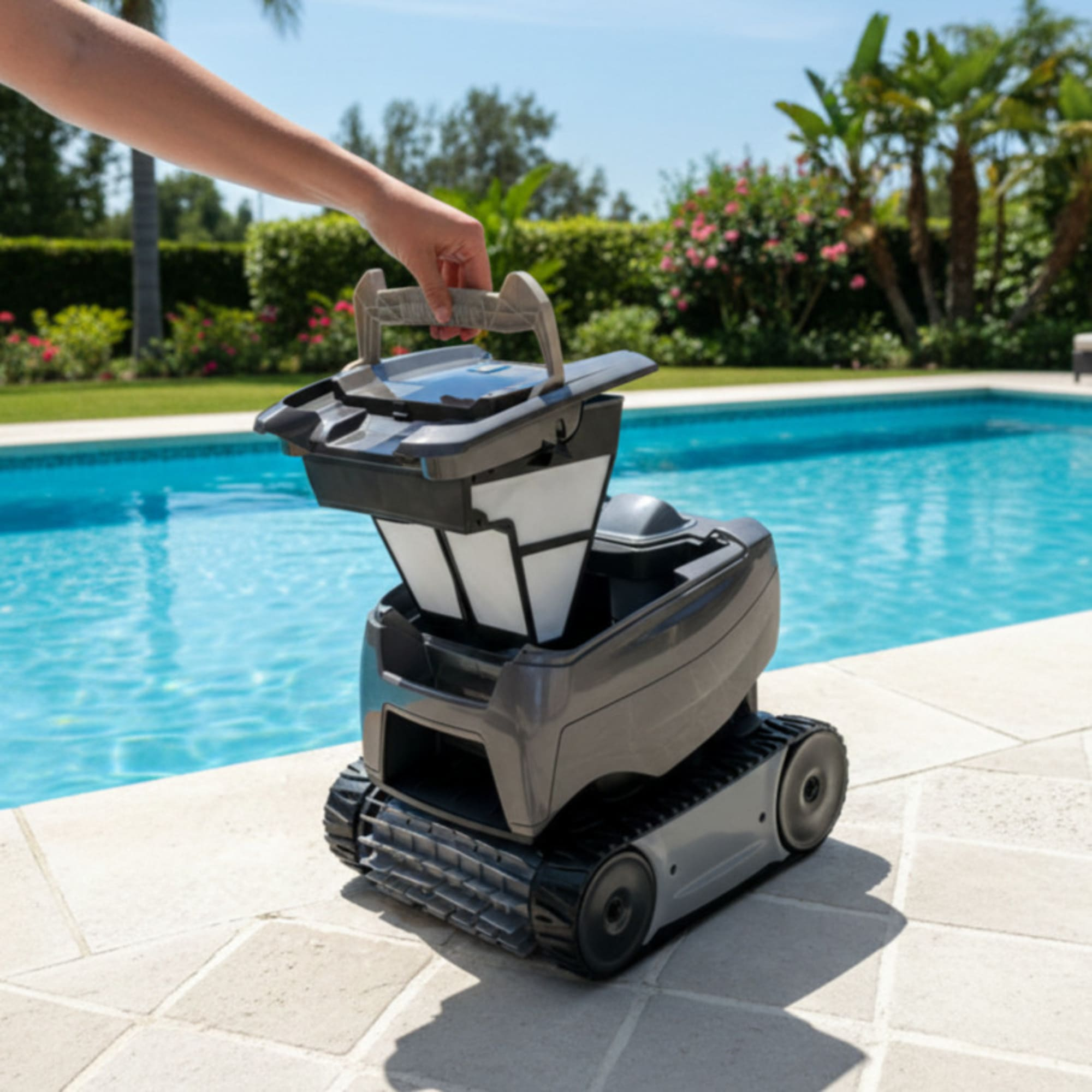 Un limpiafondos gris con asa está al borde de la piscina. Se ven los filtros.