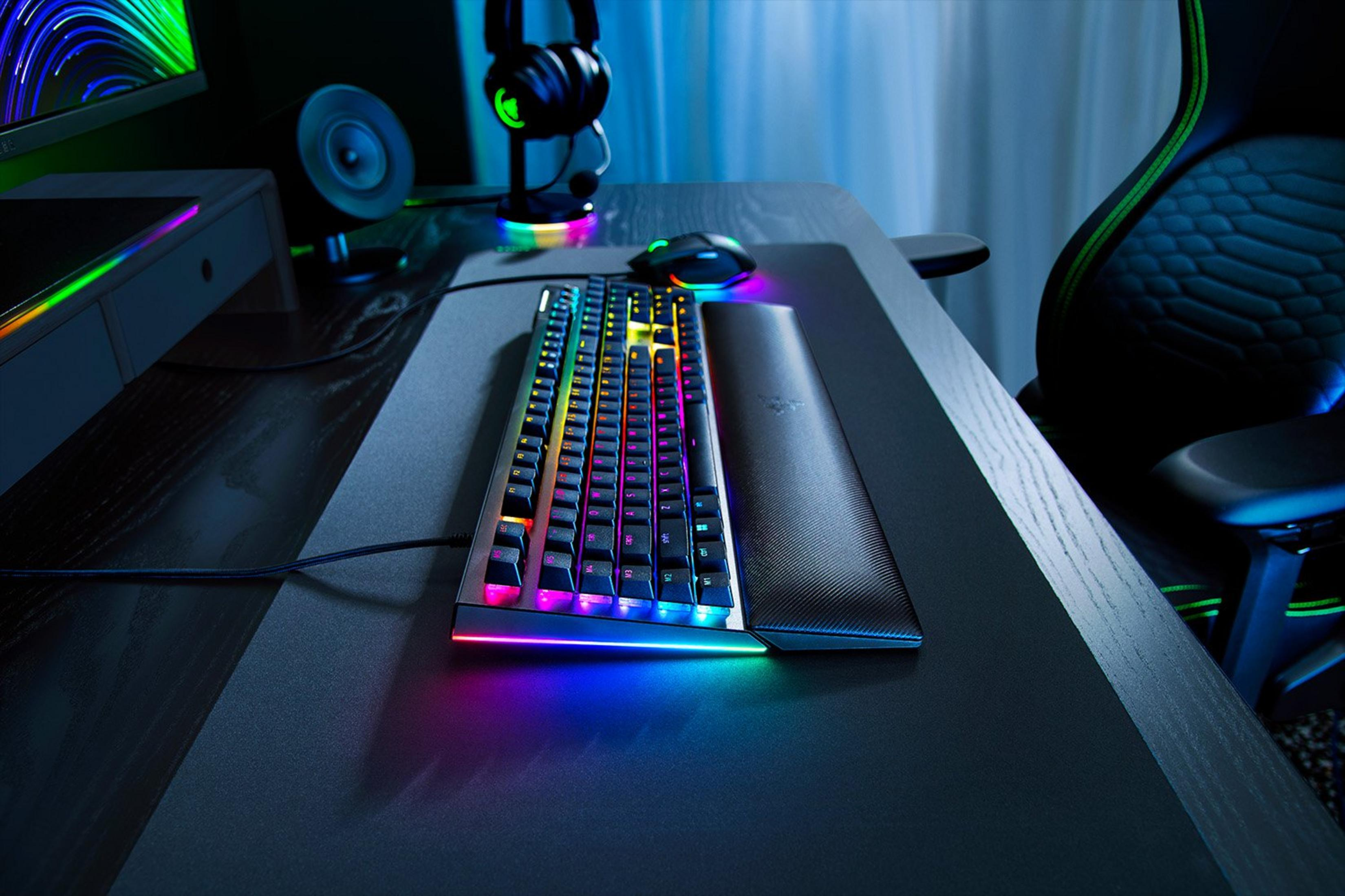 Biurko gamingowe z klawiaturą, myszą, słuchawkami i fotelem. Oświetlenie RGB.