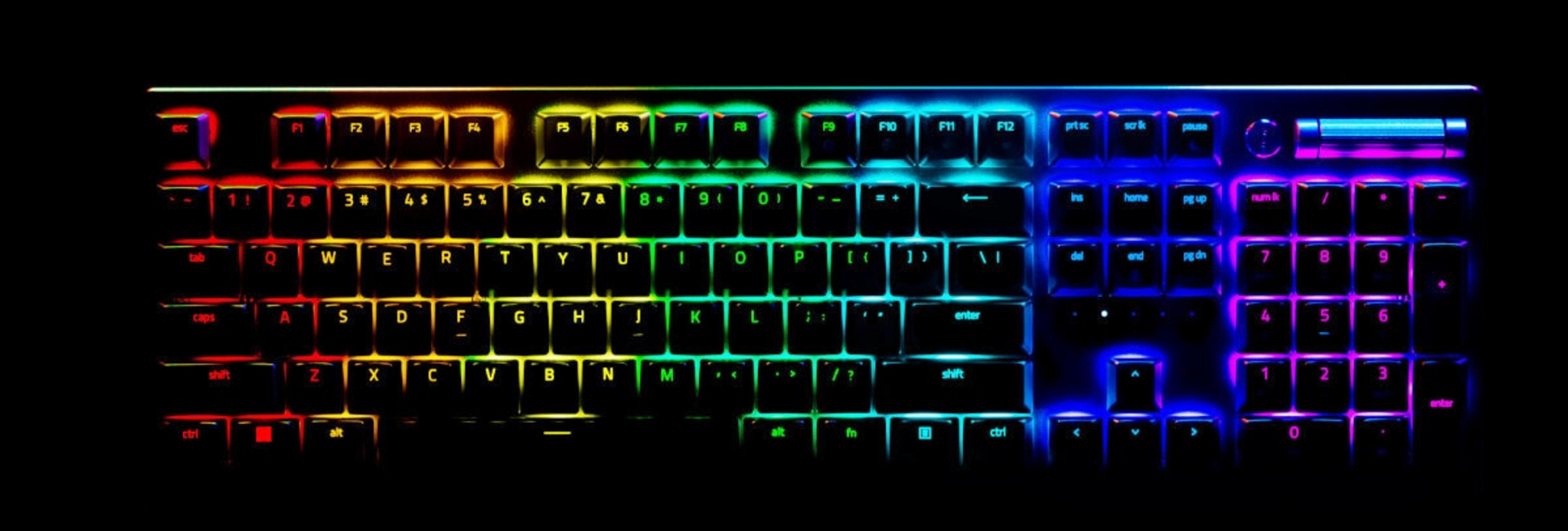 Klawiatura z podświetleniem RGB świecącym od czerwonego przez zielony do niebieskiego.