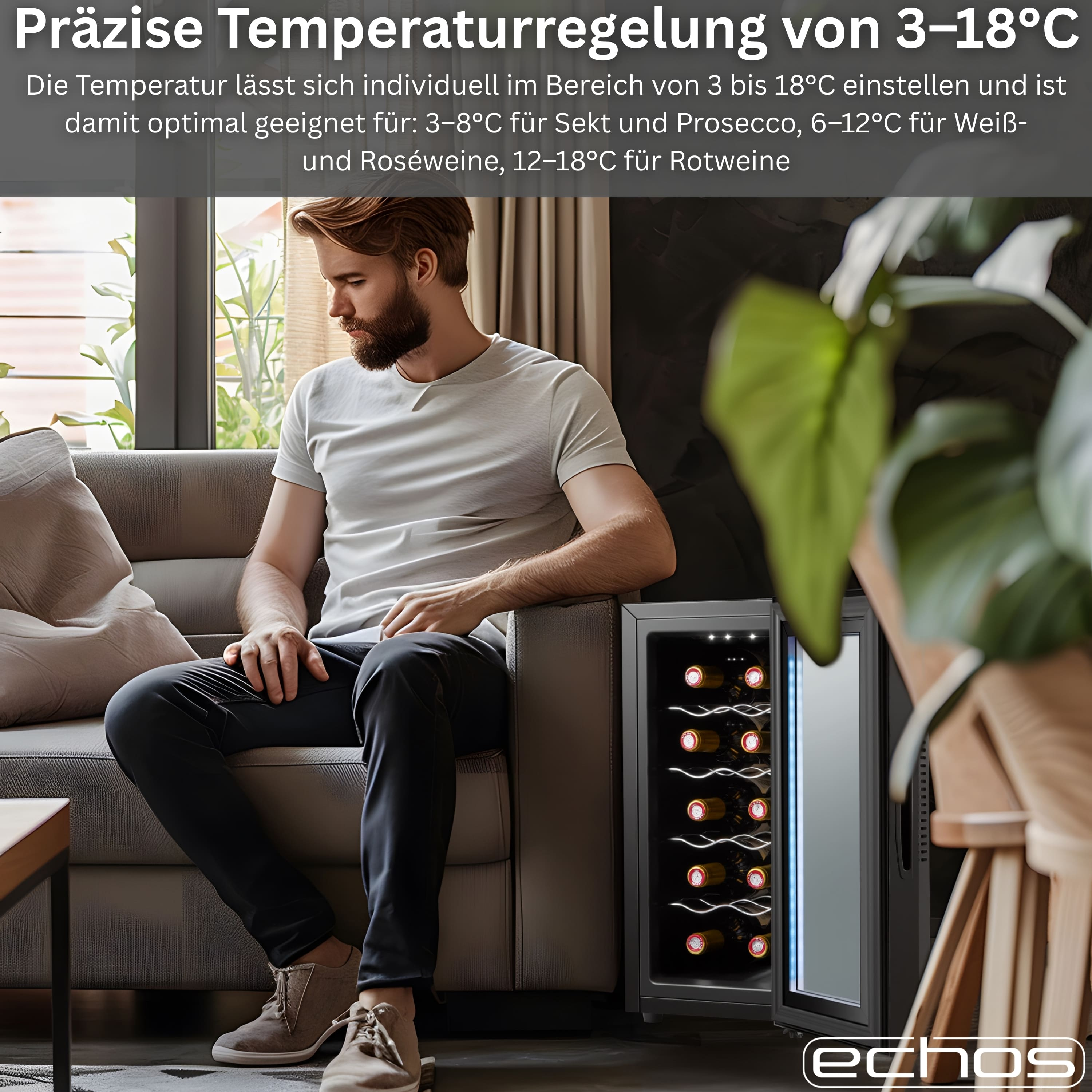 Mann sitzt auf Sofa neben Weinkühlschrank mit Flaschen.