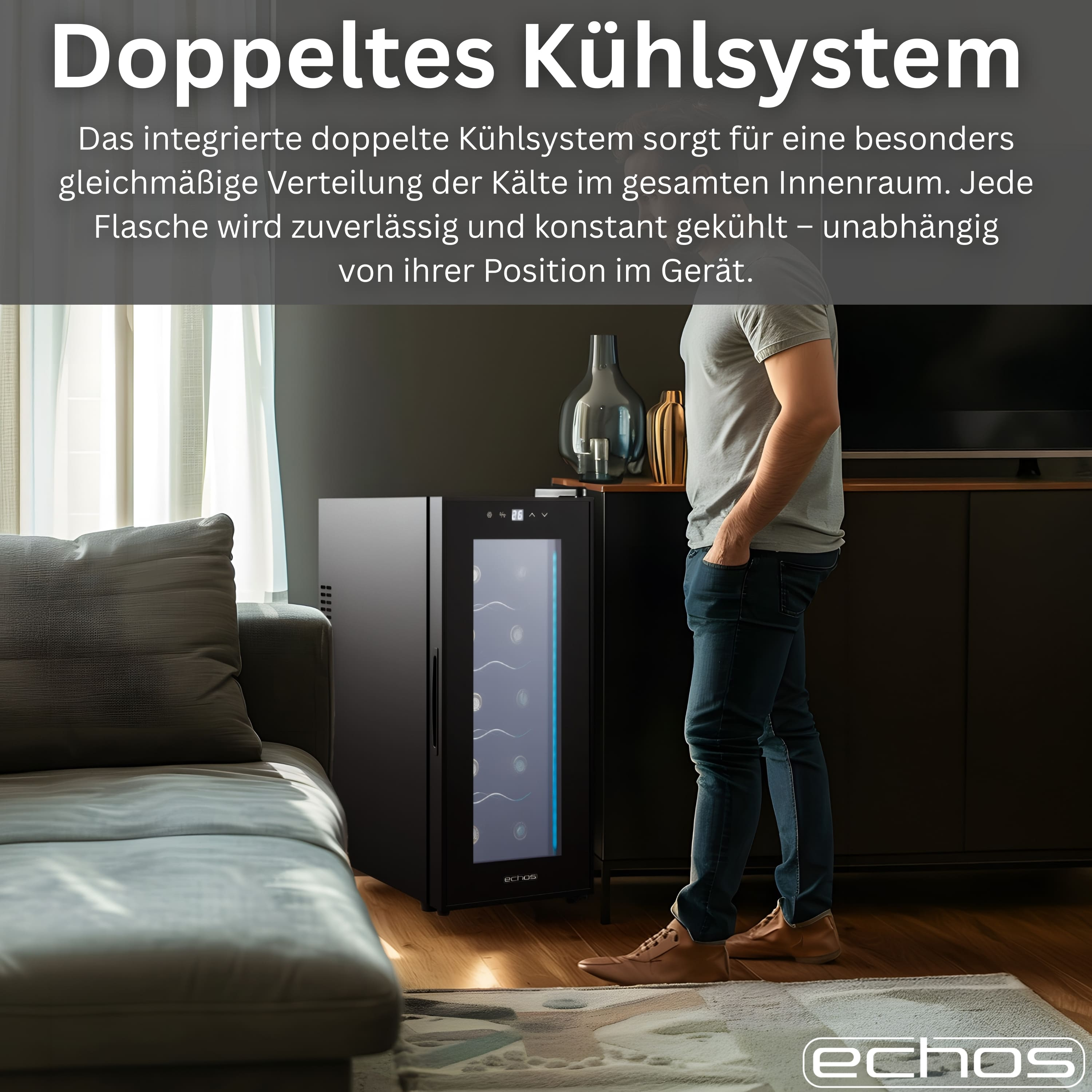 Ein Mann steht neben einem schwarzen Weinkühlschrank in einem Wohnzimmer.