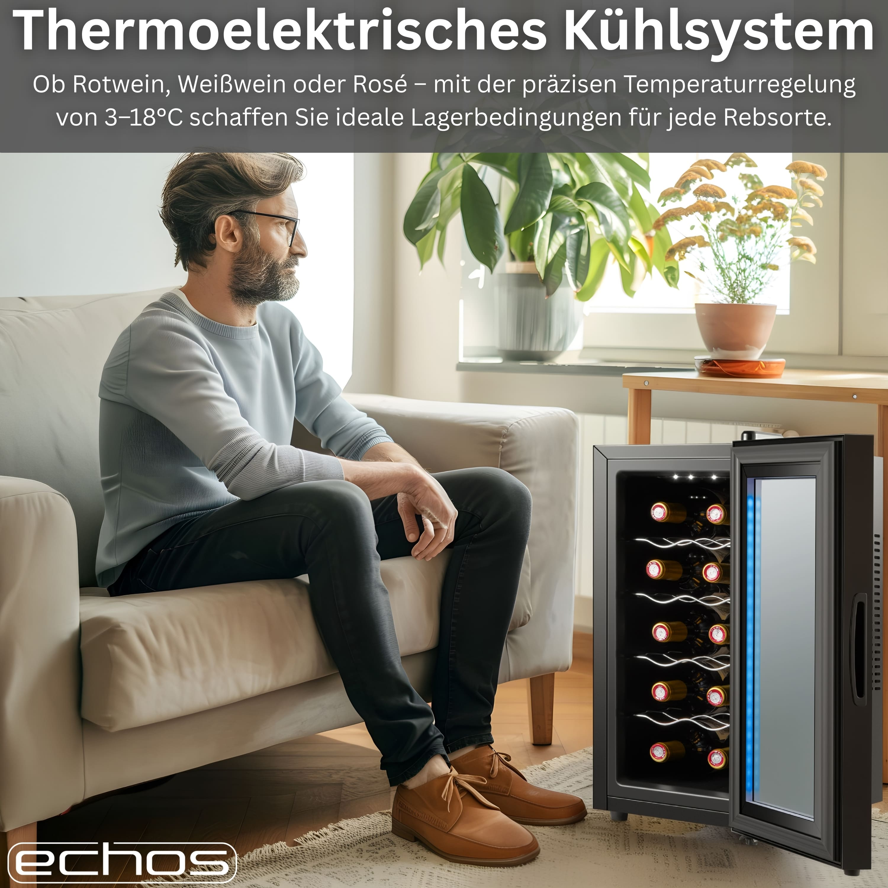 Mann sitzt auf Sofa neben Weinkühler mit Flaschen. Pflanzen im Hintergrund.