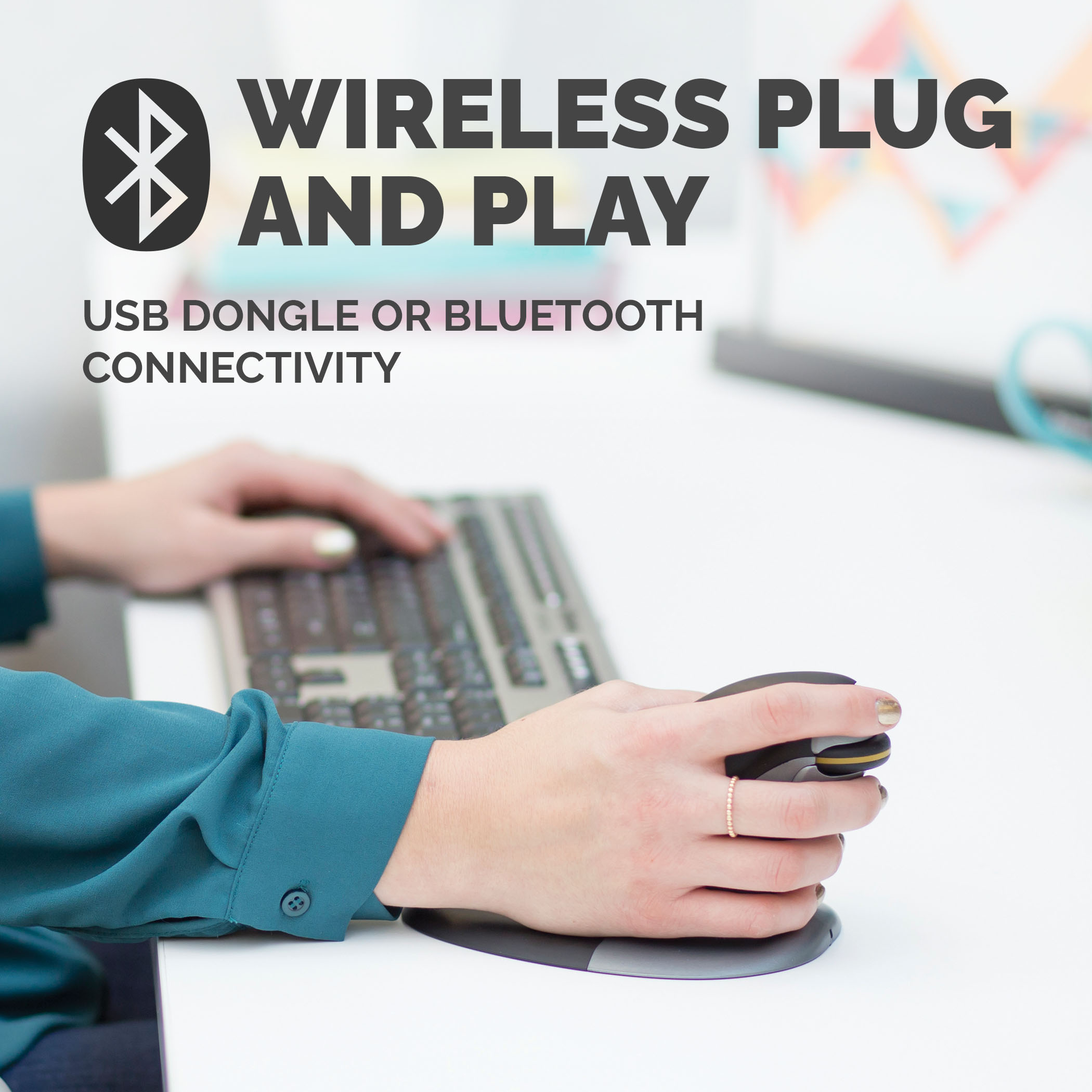 Dłoń używa bezprzewodowej myszy z łącznością Bluetooth i kluczem USB.