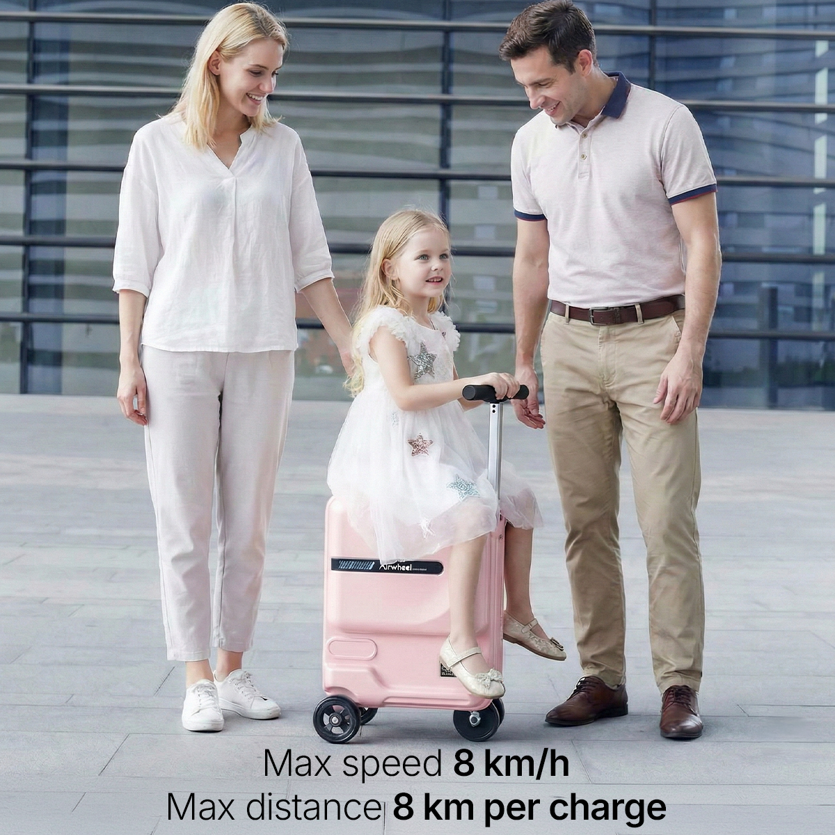 Famiglia con bambino su valigia rosa. Velocità max 8 km/h.