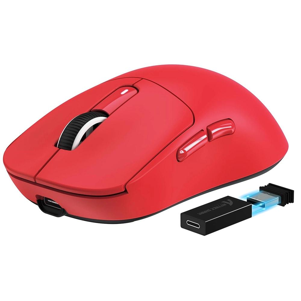 Beyaz arka planda USB-C dongle'lı kırmızı kablosuz fare.