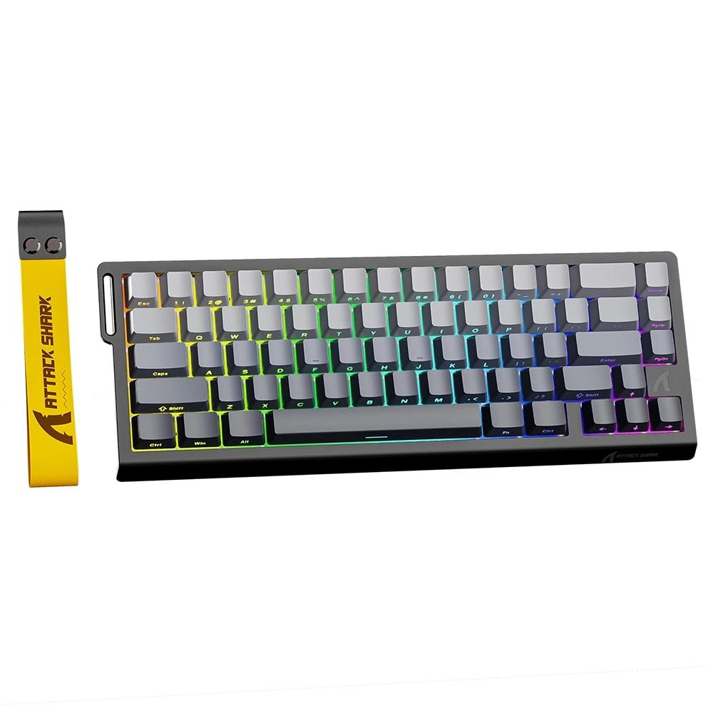 RGB aydınlatmalı siyah mekanik klavye ve sarı bir