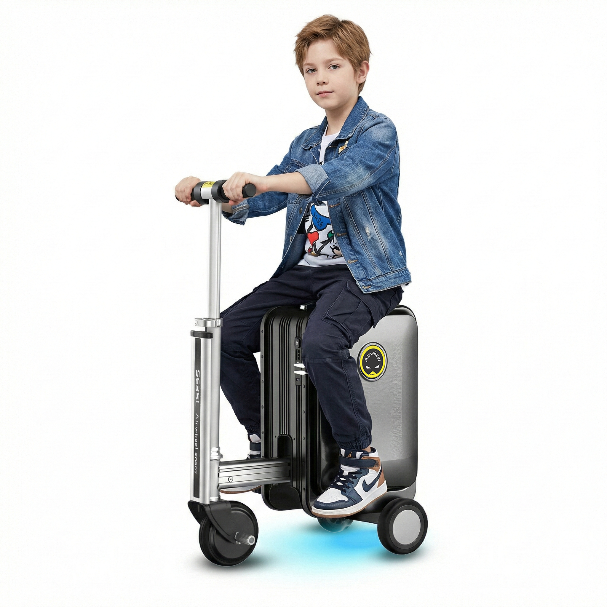 Un ragazzo siede su uno scooter valigia argentato con luci blu.