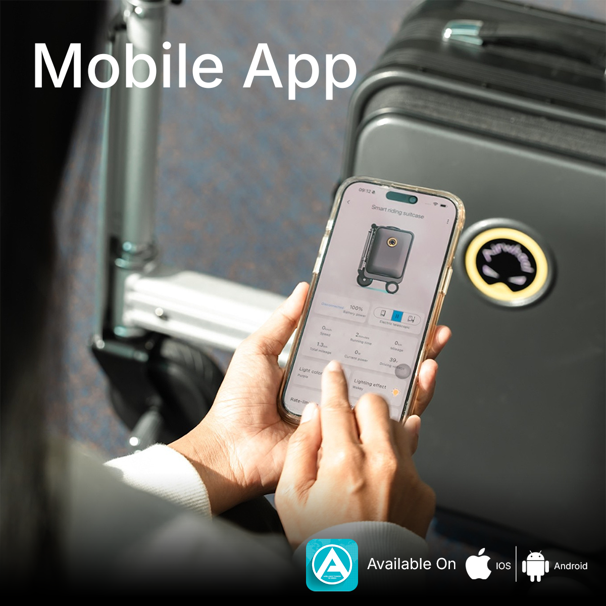 Persona usa un'app mobile per controllare una valigia smart, mostrando dettagli.
