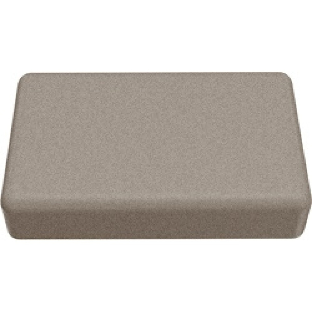 Un blocco di pietra rettangolare, grigio, con bordi arrotondati.