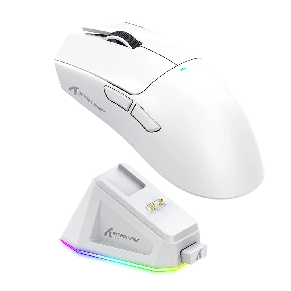 Beyaz bir oyuncu faresi ve RGB aydınlatmalı şarj istasyonu.