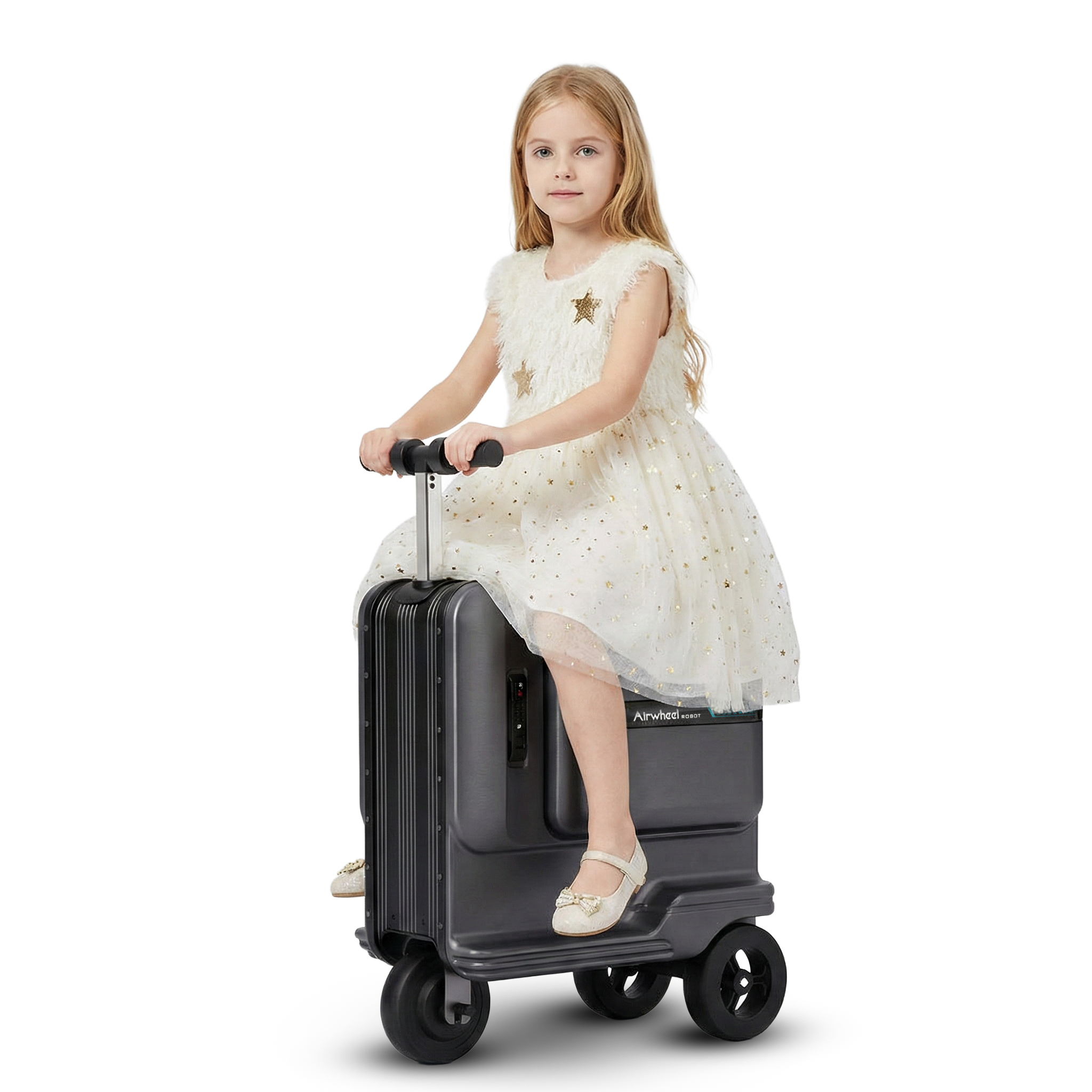 Una bambina in abito bianco siede su una valigia grigia su ruote.