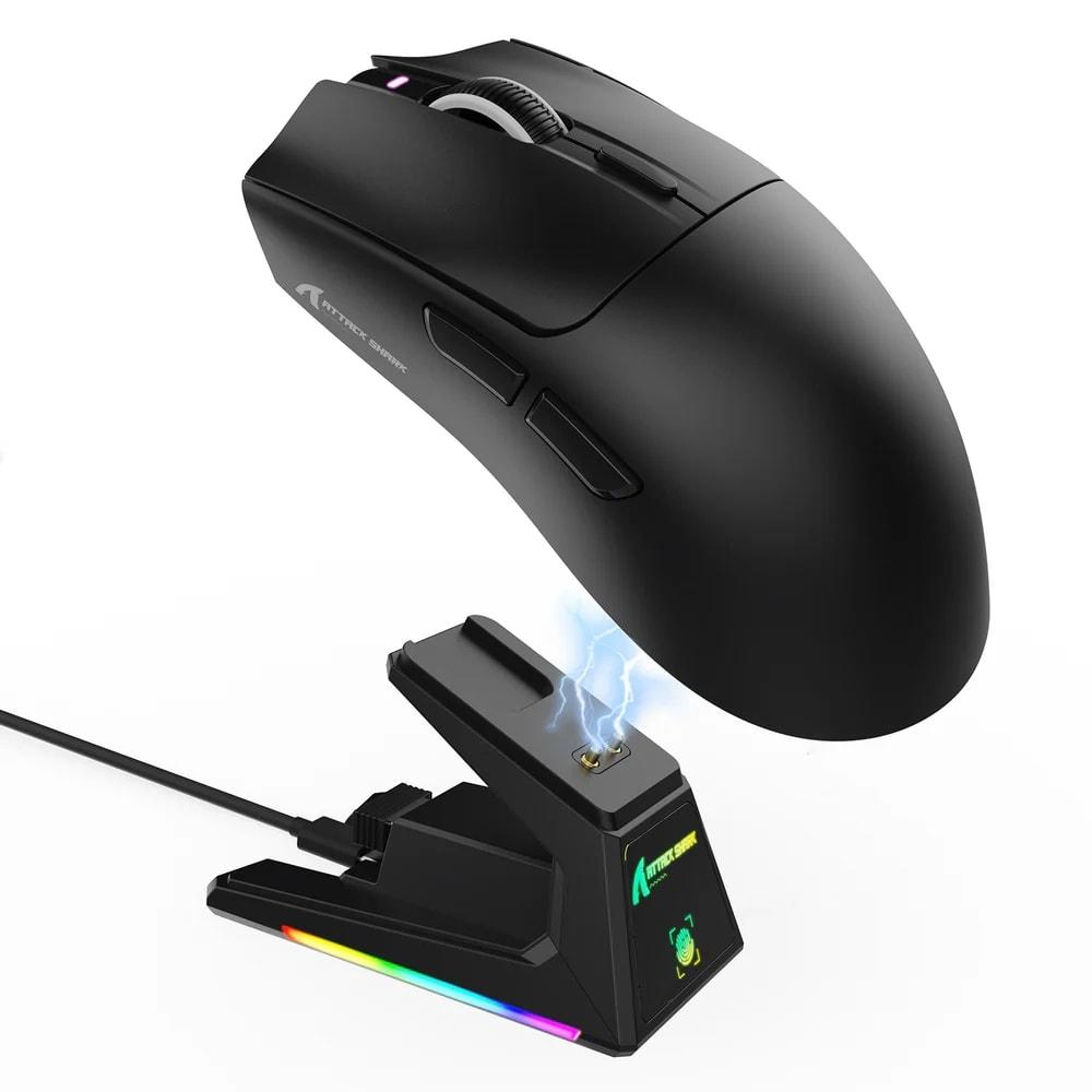 RGB ışıklı ve mavi elektrik kıvılcımlı şarj istasyonunda siyah oyuncu faresi.