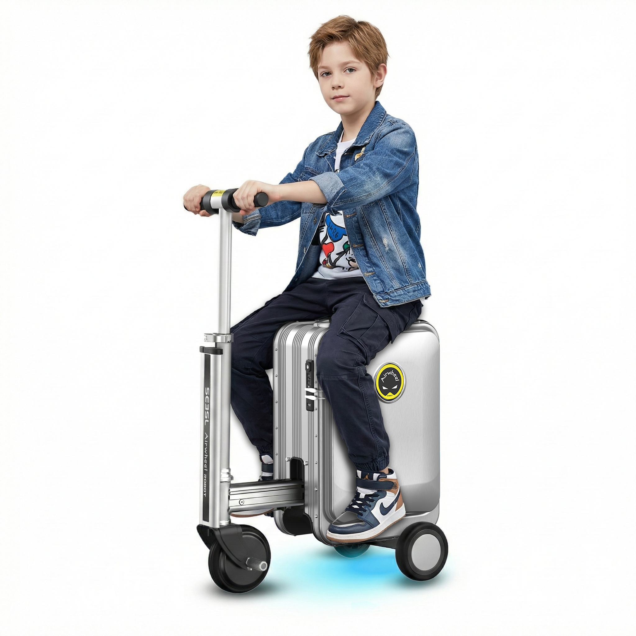 Un ragazzo siede su una valigia-scooter argentata con luci blu.