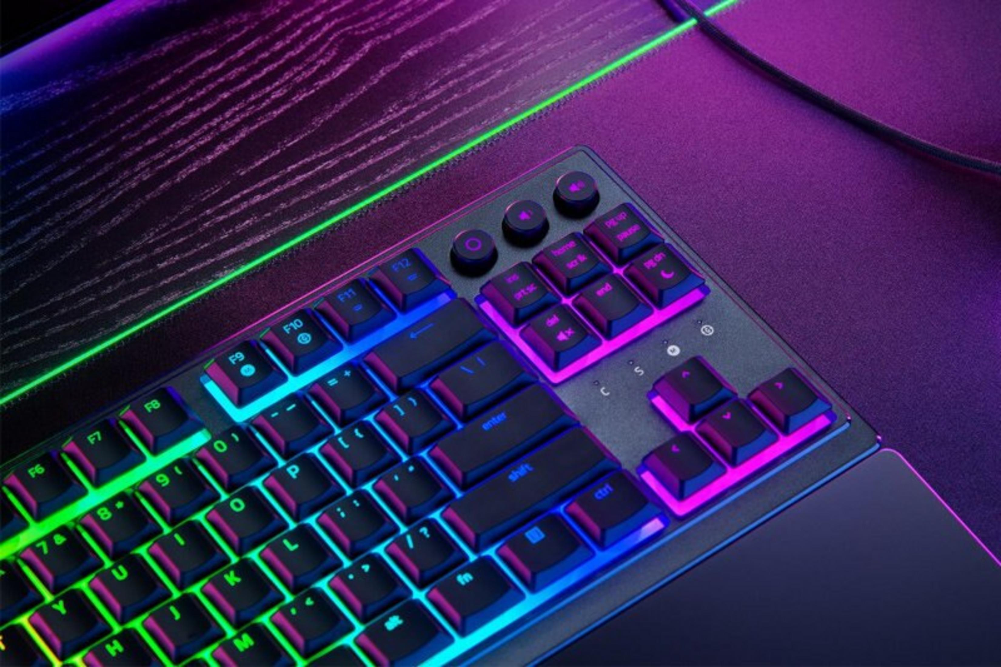 Una tastiera con illuminazione RGB su una superficie scura.