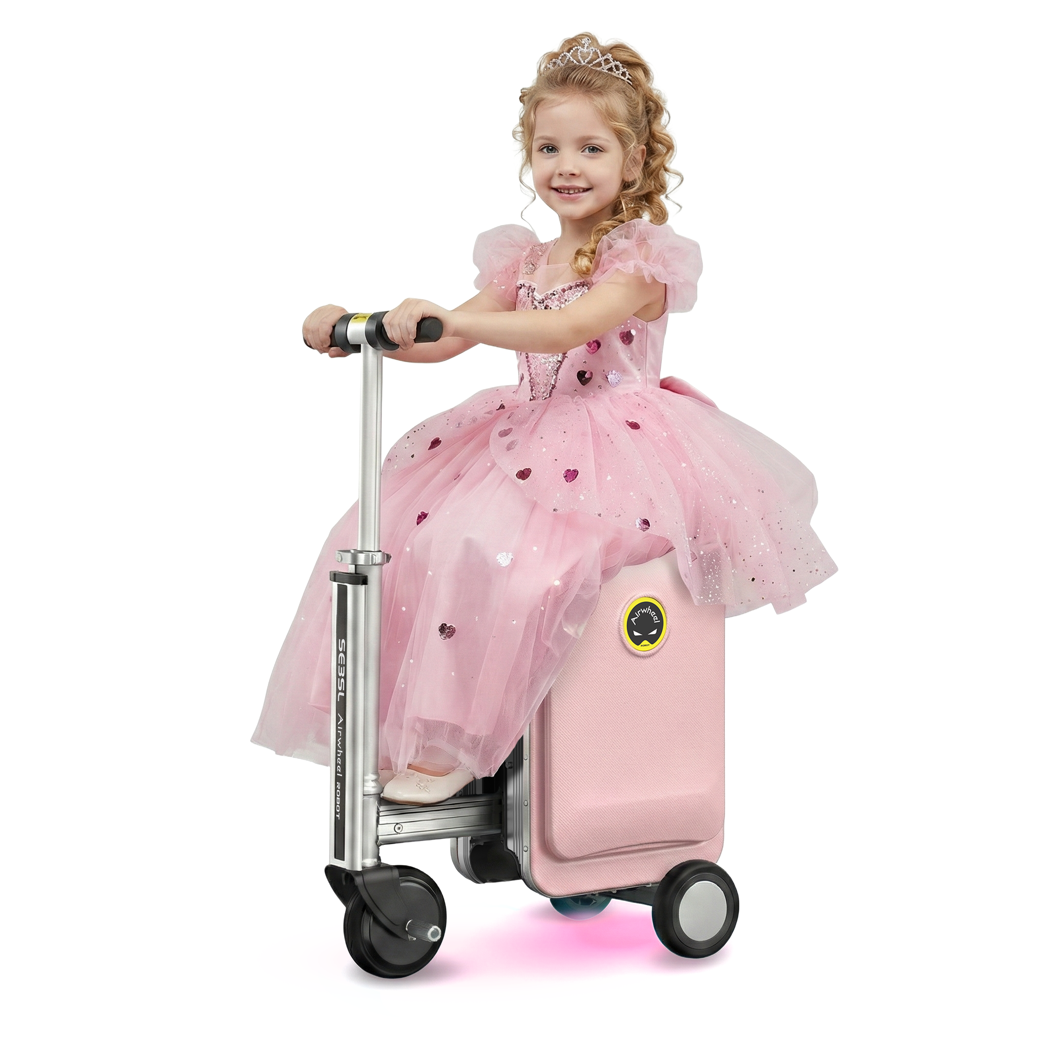 Bambina con abito rosa da principessa seduta su un monopattino-trolley rosa.