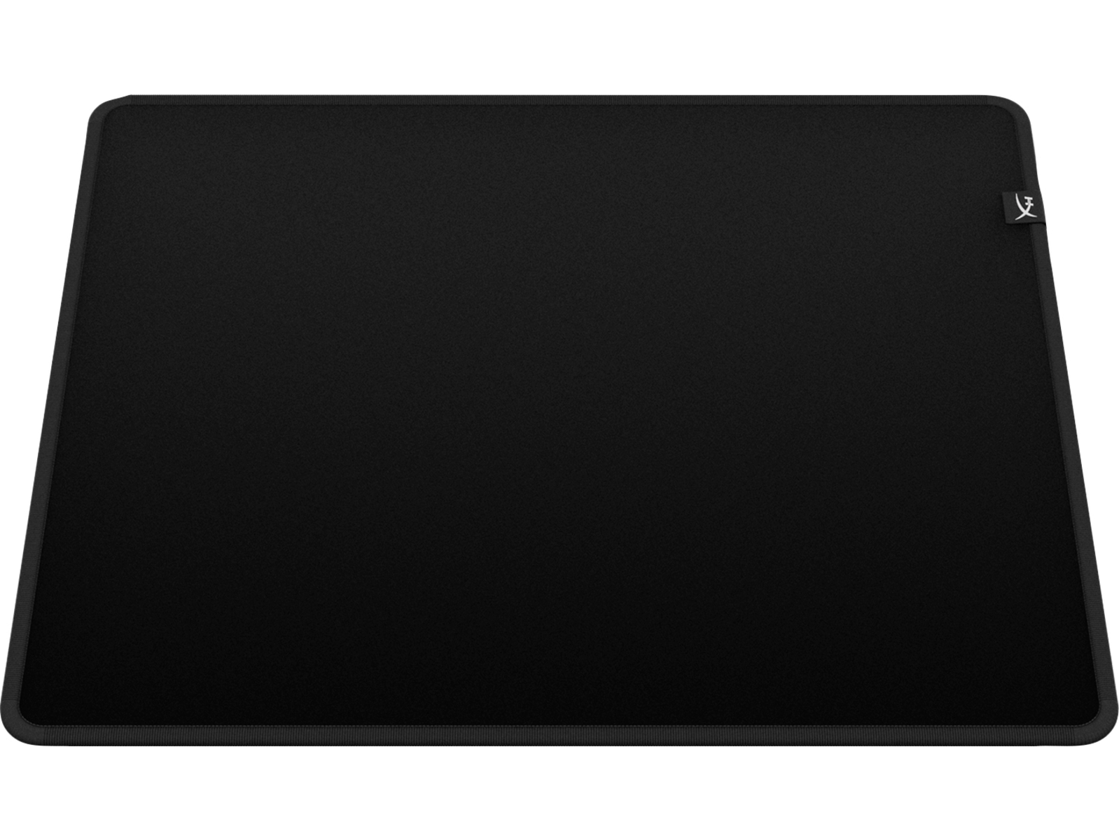Czarna materiałowa podkładka pod mysz z szarą krawędzią i logo w prawym górnym rogu.
