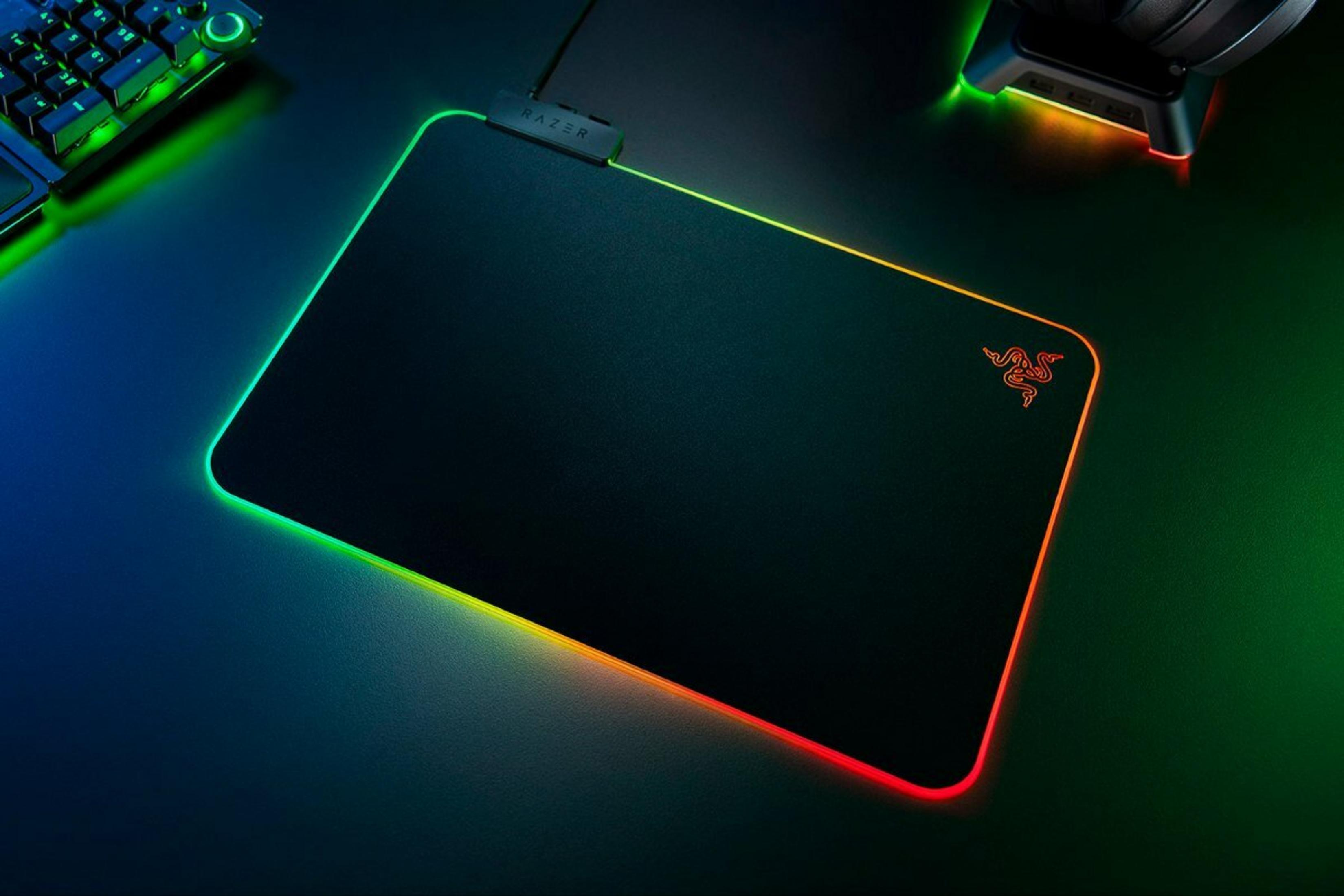 Czarna podkładka pod mysz Razer z oświetleniem RGB i klawiaturą.