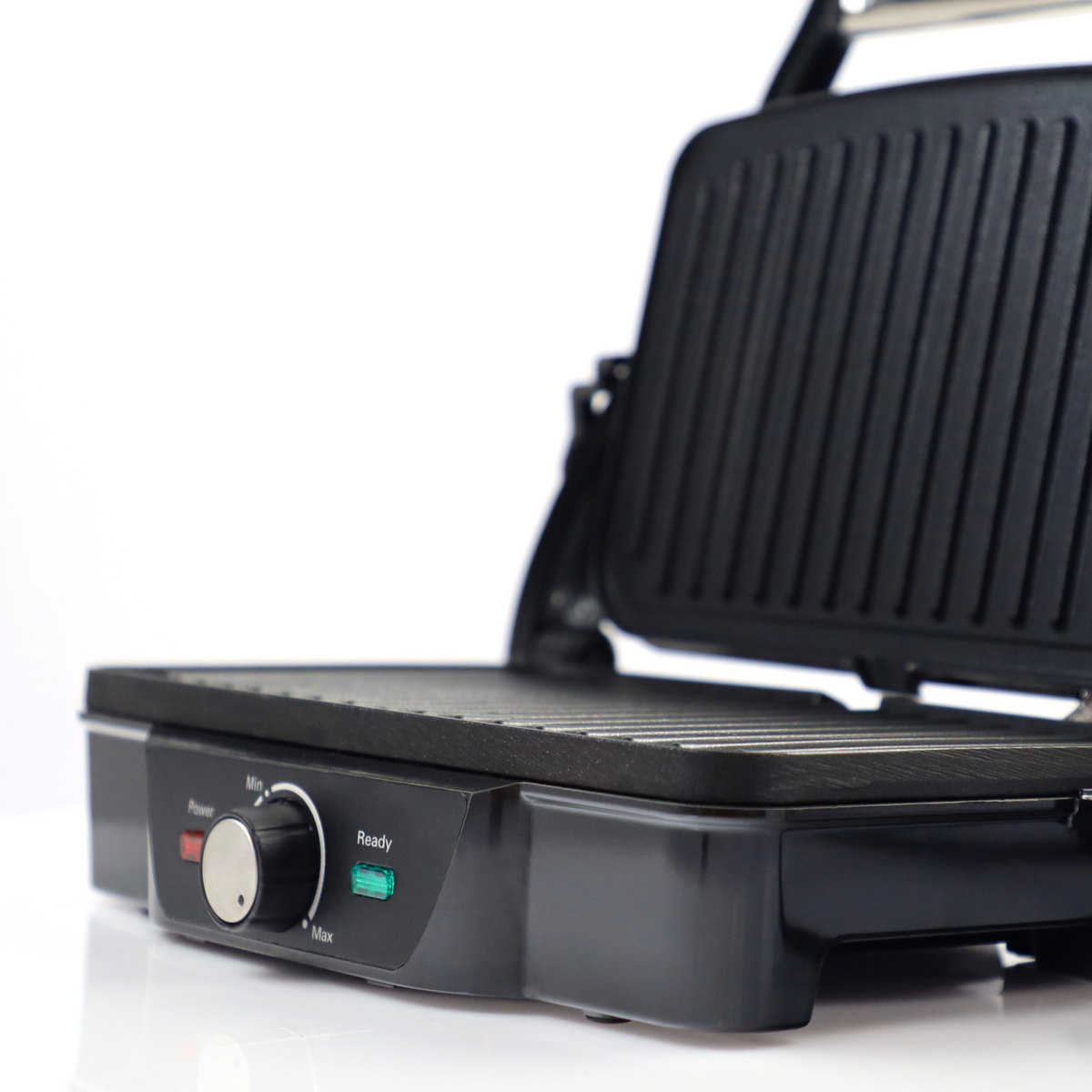 Czarny grill kontaktowy z otwartą pokrywą, panelem sterowania z pokrętłem i zielonym wskaźnikiem.