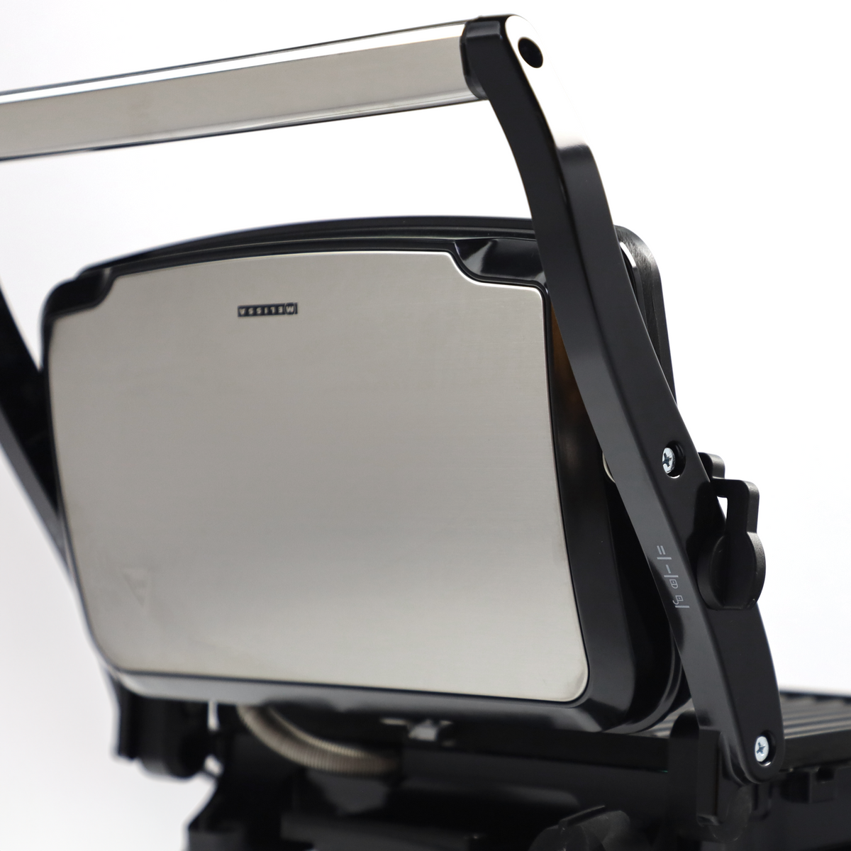 Srebrny grill kontaktowy z czarną rączką i obudową.