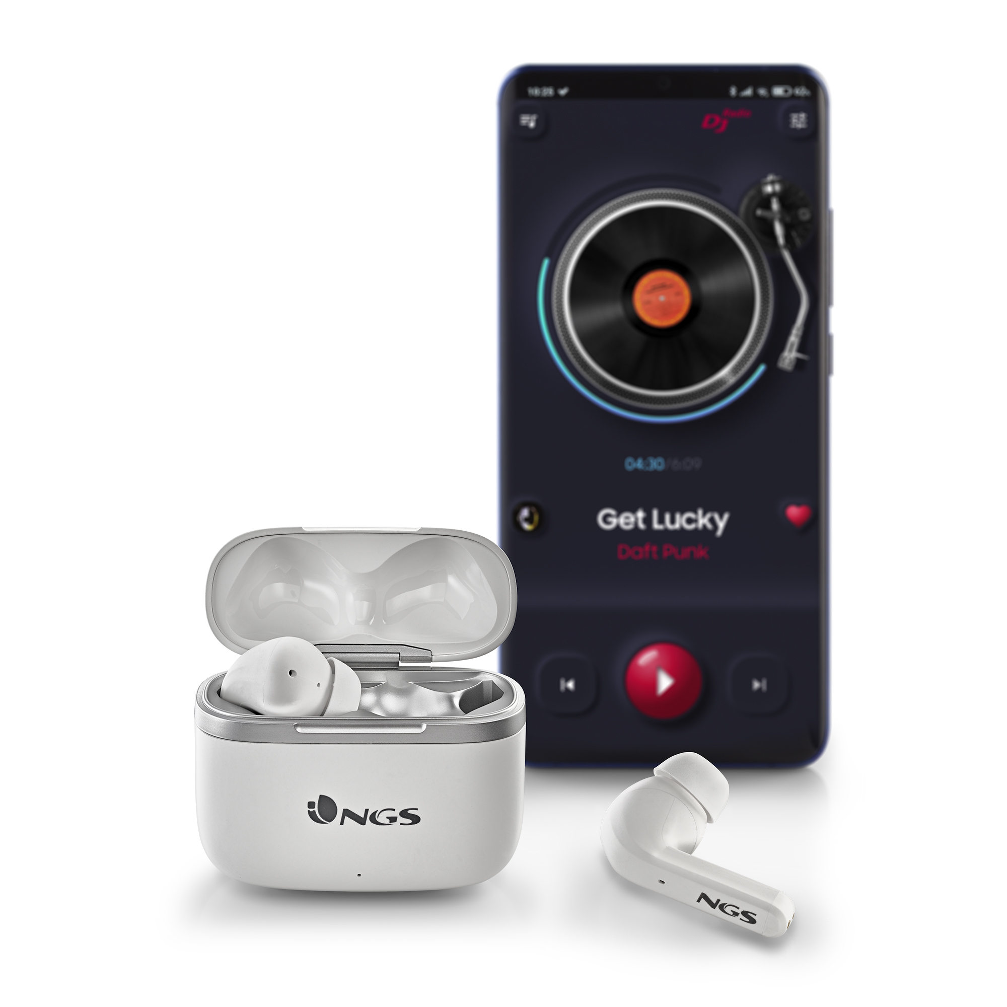 Weiße Ohrhörer mit Ladecase und Smartphone, das Musik abspielt.