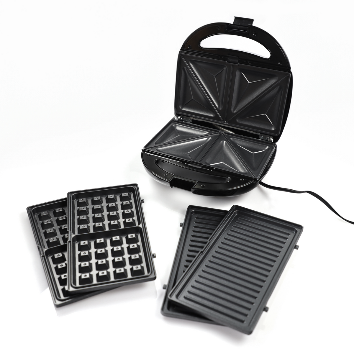 Otwarty czarny opiekacz do kanapek z wymiennymi płytami do gofrów i grillowania.