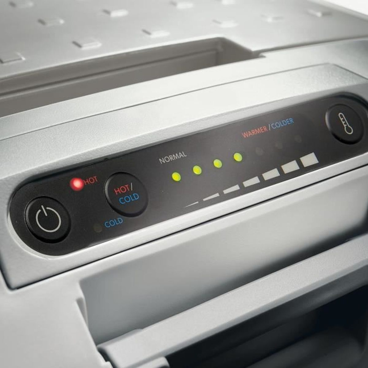 Panel sterowania lodówki z czerwonymi i żółtymi lampkami kontrolnymi.