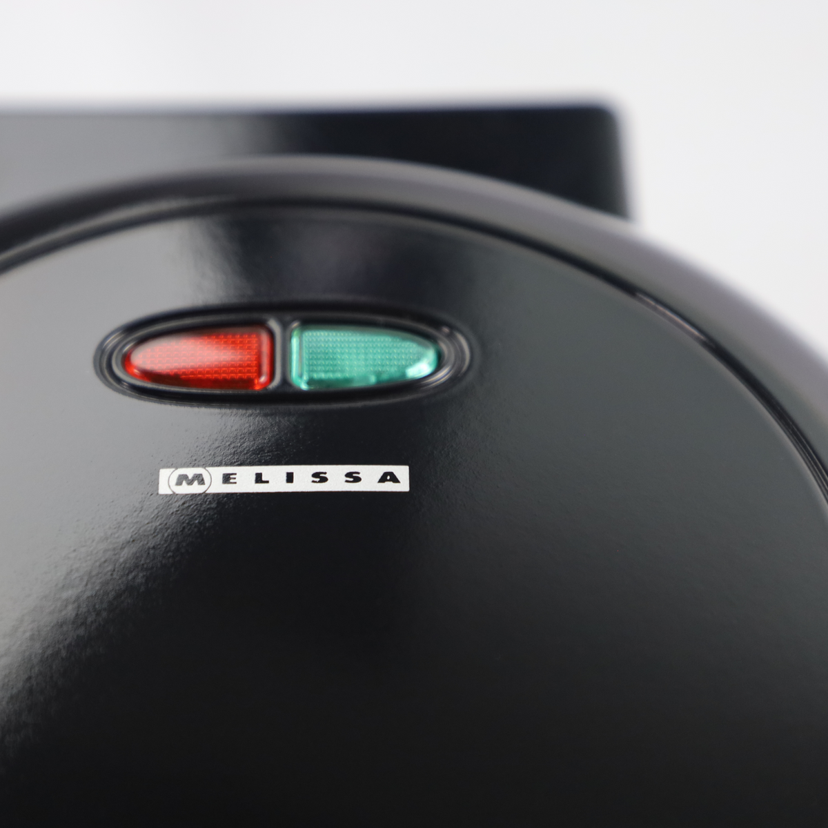 Czarny sprzęt z czerwonymi i zielonymi lampkami kontrolnymi i logo MELISSA.