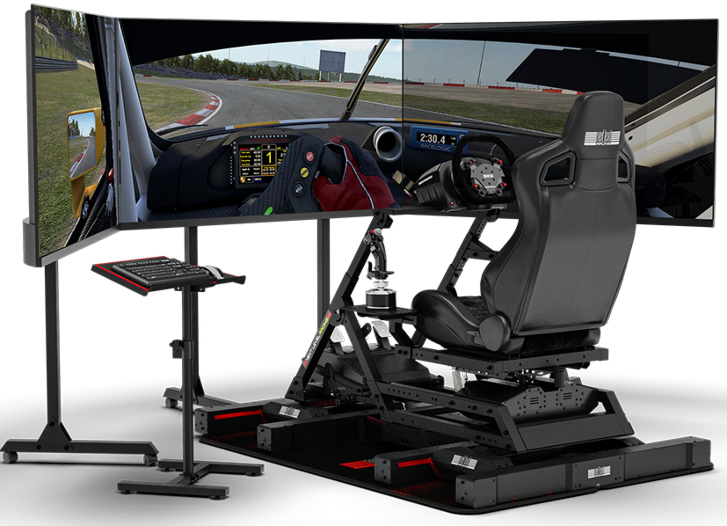 Ein Rennsimulator mit drei Bildschirmen, einem Sitz, Lenkrad und Pedalen.