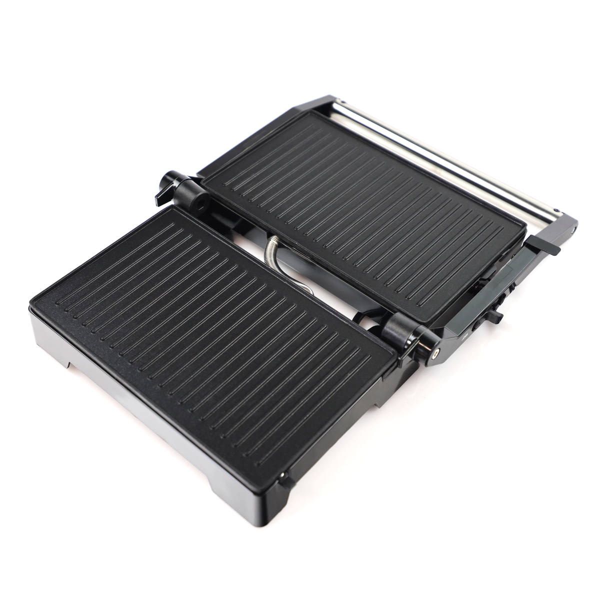 Czarny grill kontaktowy z karbowanymi płytami grzewczymi, na białym tle.