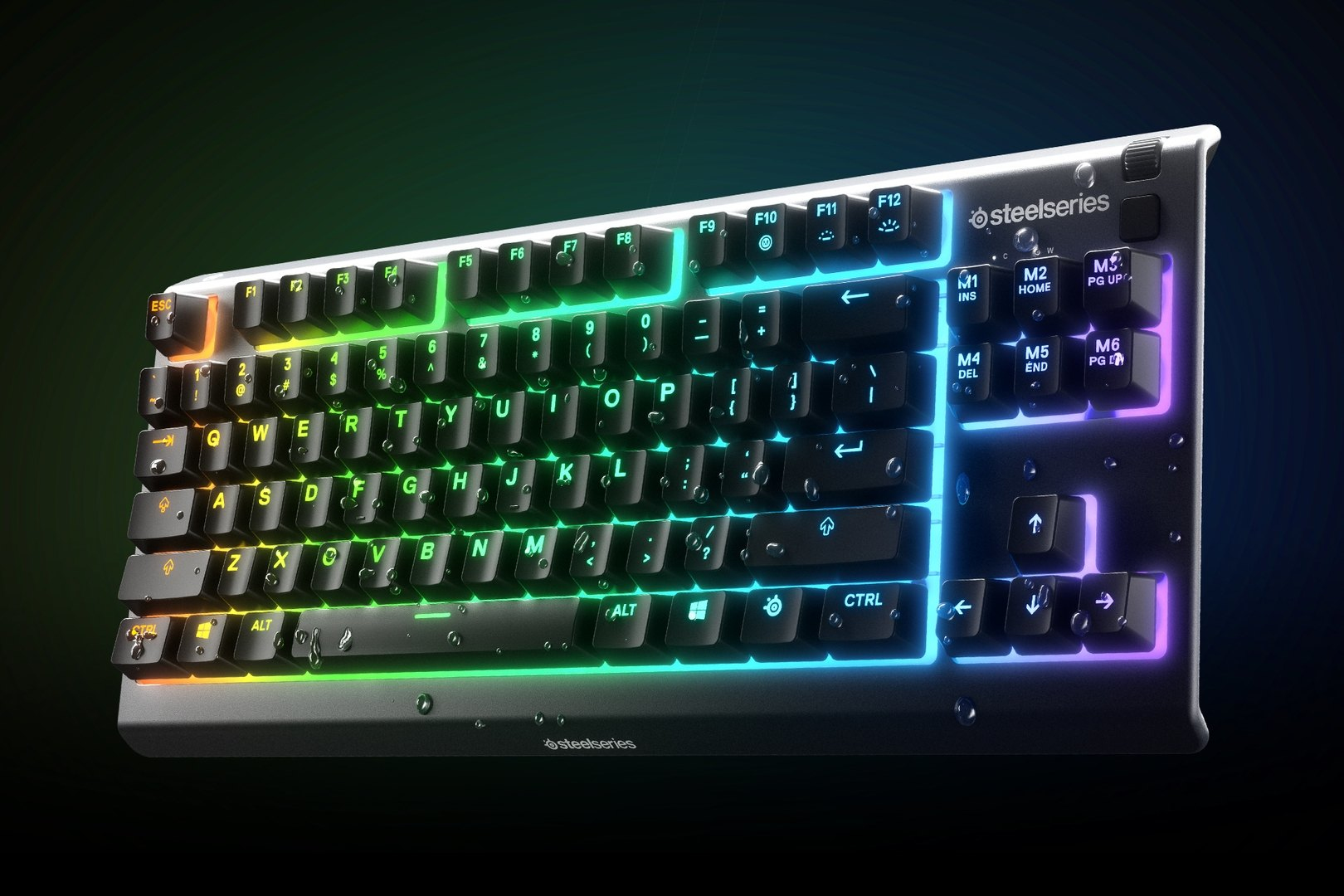 Una tastiera gaming nera con illuminazione RGB e finitura metallica.
